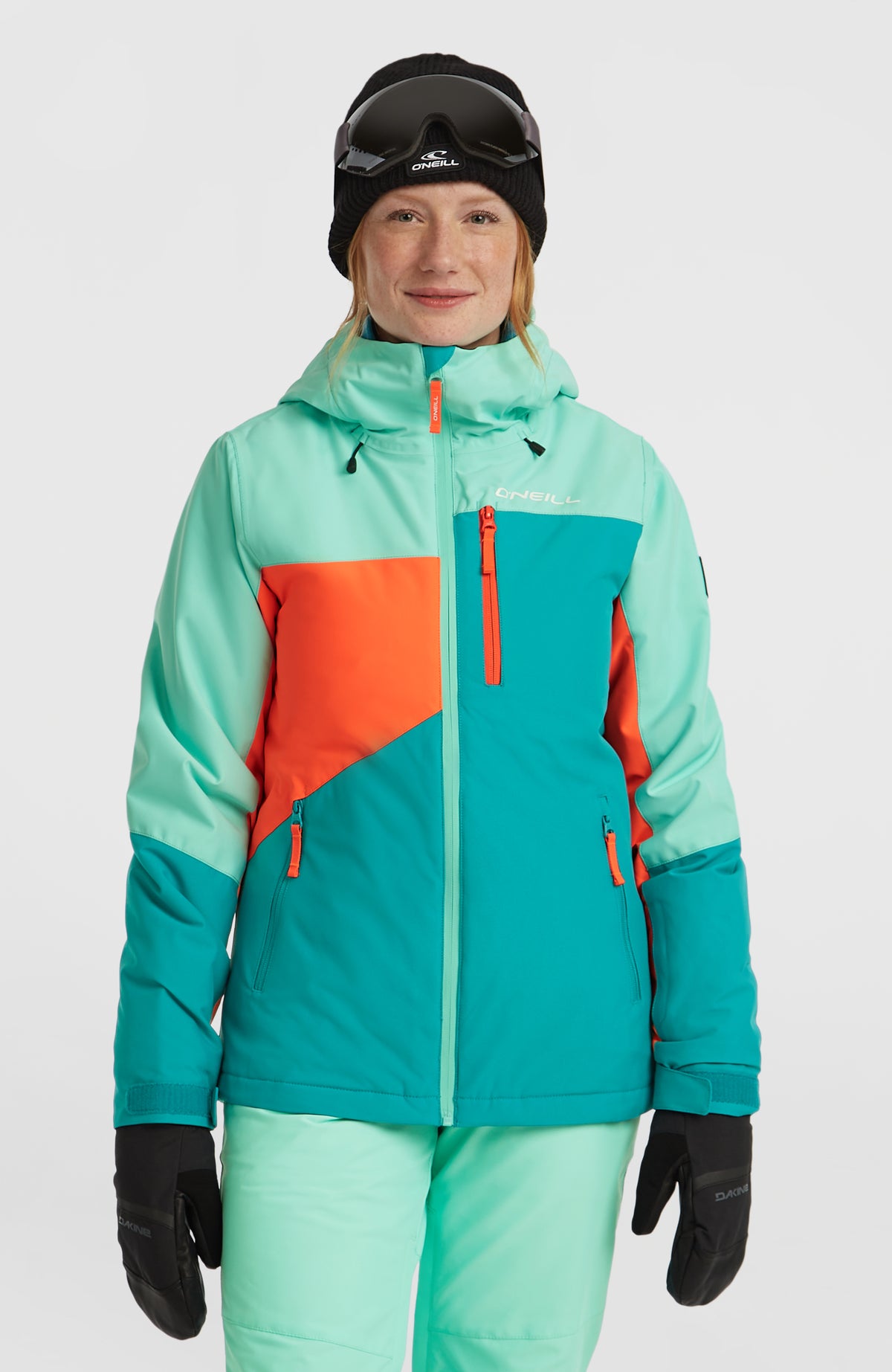O'Neill FWC'Cruz Triple Skijacke für Damen, grün, Vorderansicht am Model mit geschlossenem Reißverschluss