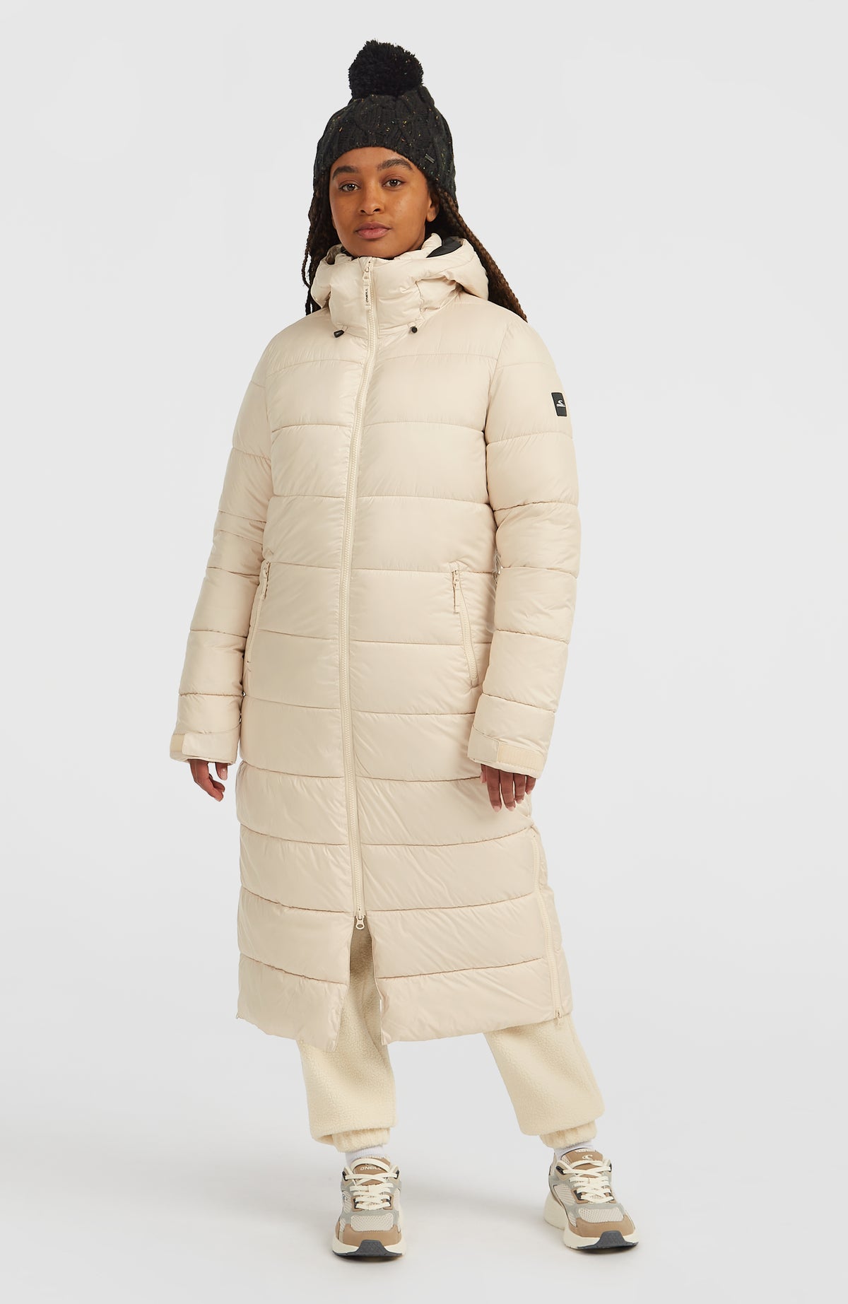 O'Neill Lange Must-Have Steppjacke für Damen in Beige, getragen am Model, Vorderansicht mit Steppung und Kapuze
