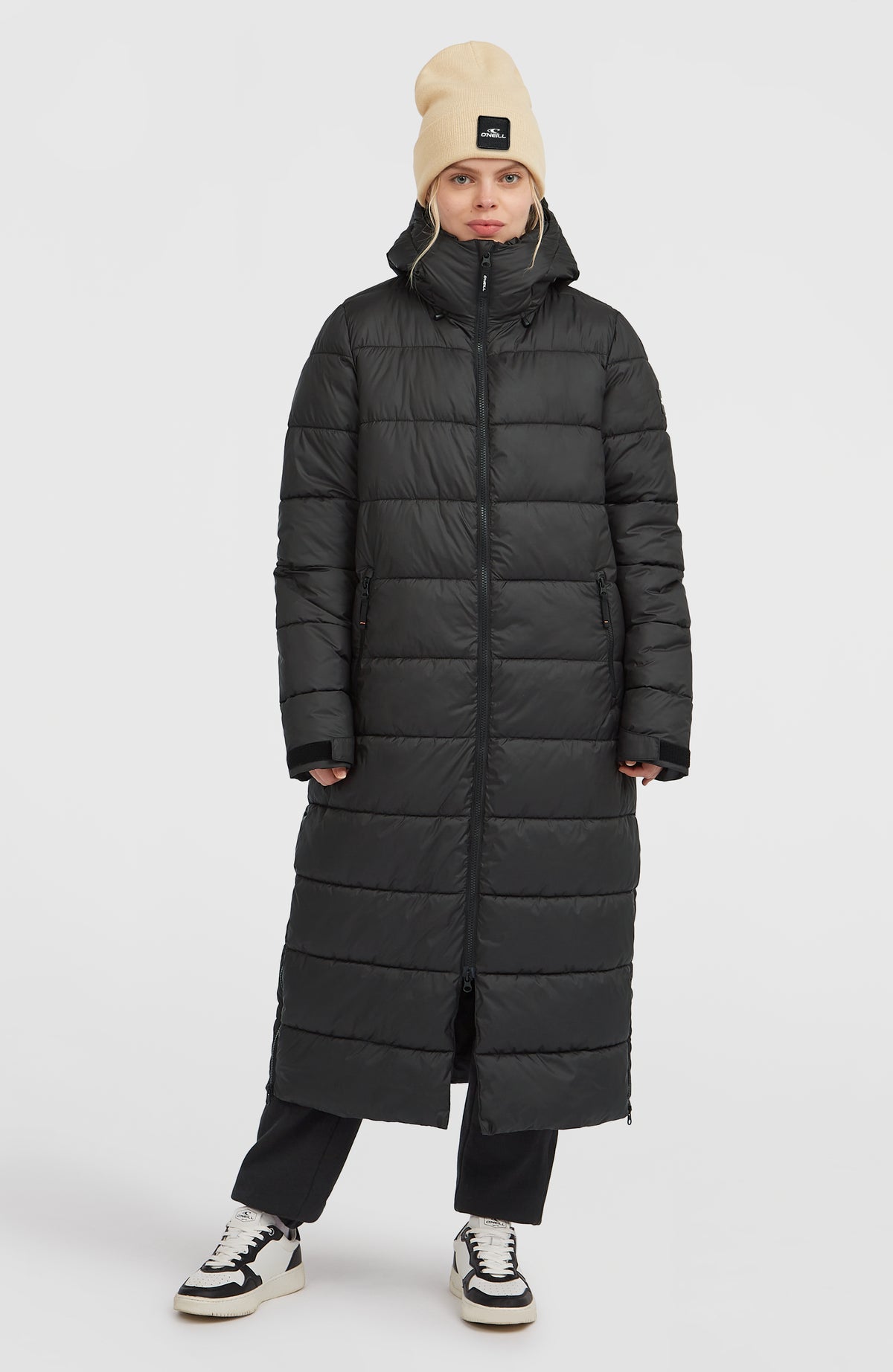 O'Neill Lange Must-Have Steppjacke für Damen in Schwarz, Vorderansicht, getragen am Model mit geschlossener Kapuze