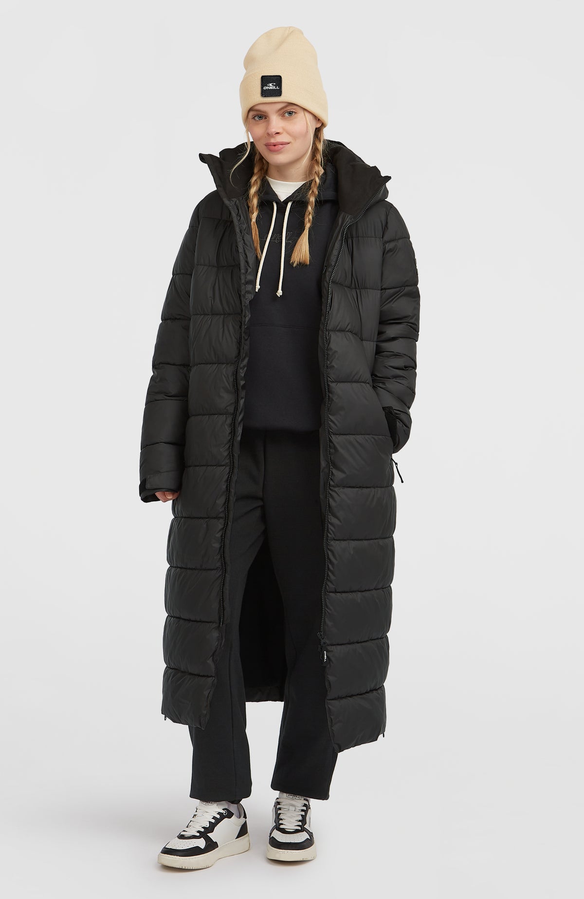 Lange Must-Have Steppjacke für Damen, schwarz, Vorderansicht am Model mit geöffnetem Reißverschluss