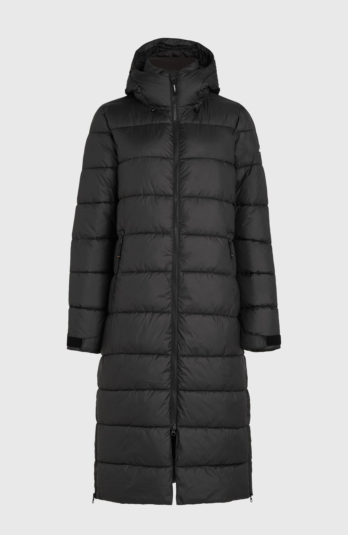 Schwarze Lange Must-Have Steppjacke für Damen, freigestellt von vorne mit durchgehendem Reißverschluss