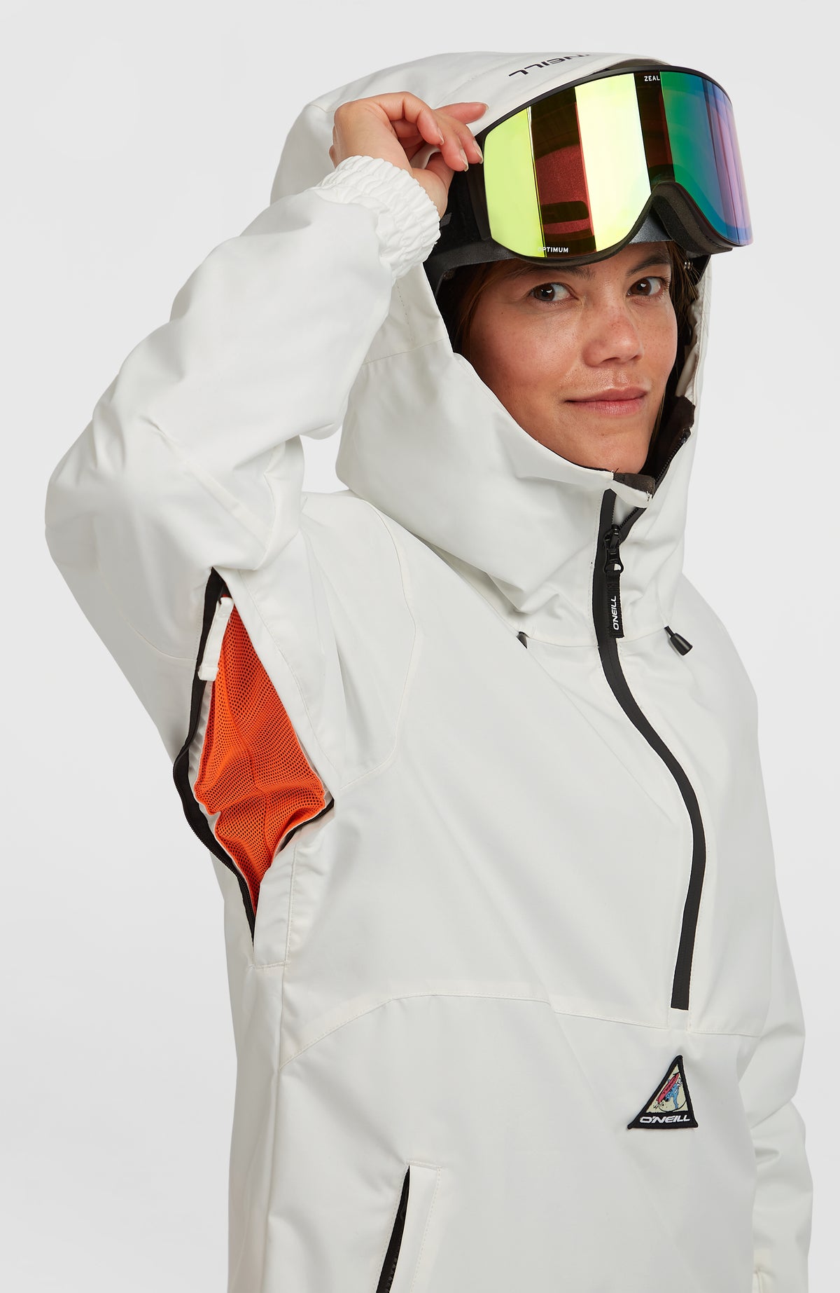 FWC'Play Park Ski- und Snowboardjacke für Damen, weiß, am Model, geöffnete Belüftung mit orangem Mesh unter dem Arm