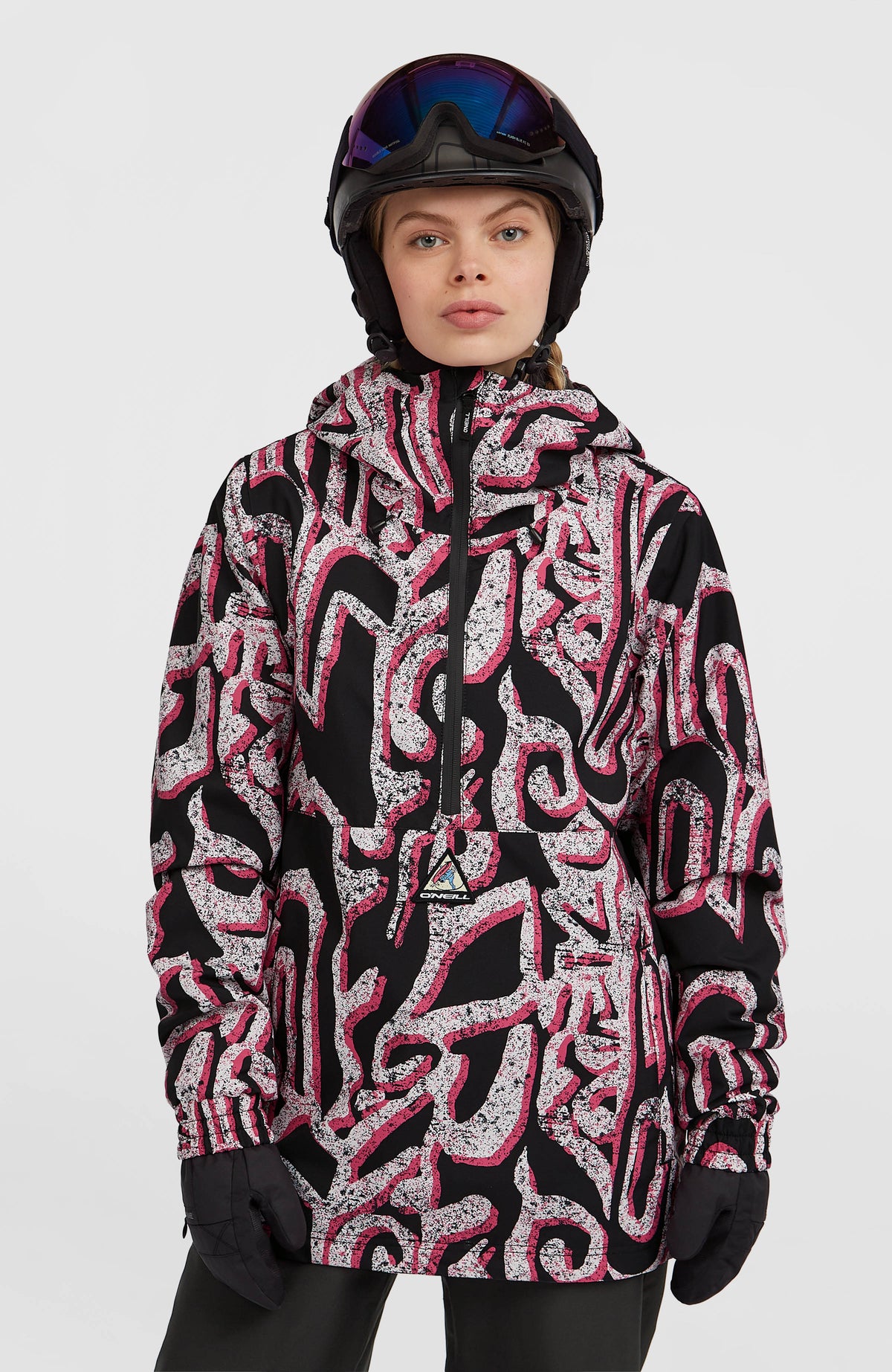 O'Neill FWC'Play Park Anorak Ski- und Snowboardjacke für Damen, weiß mit Grafikmuster in Schwarz und Pink, am Model