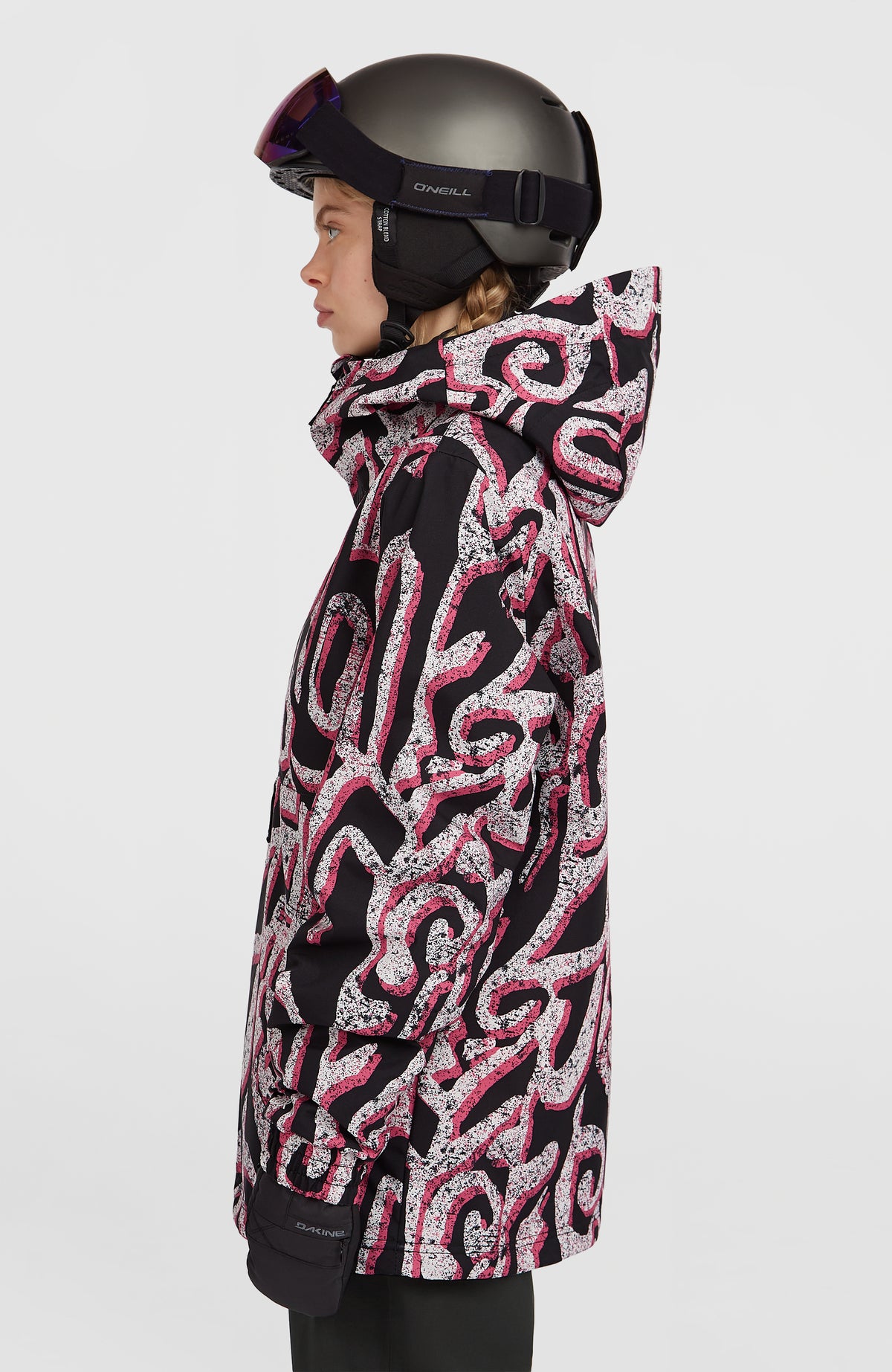 FWC'Play Park Ski- und Snowboardjacke für Damen, weiß mit Grafikmuster in Schwarz und Pink, Seitenansicht am Model