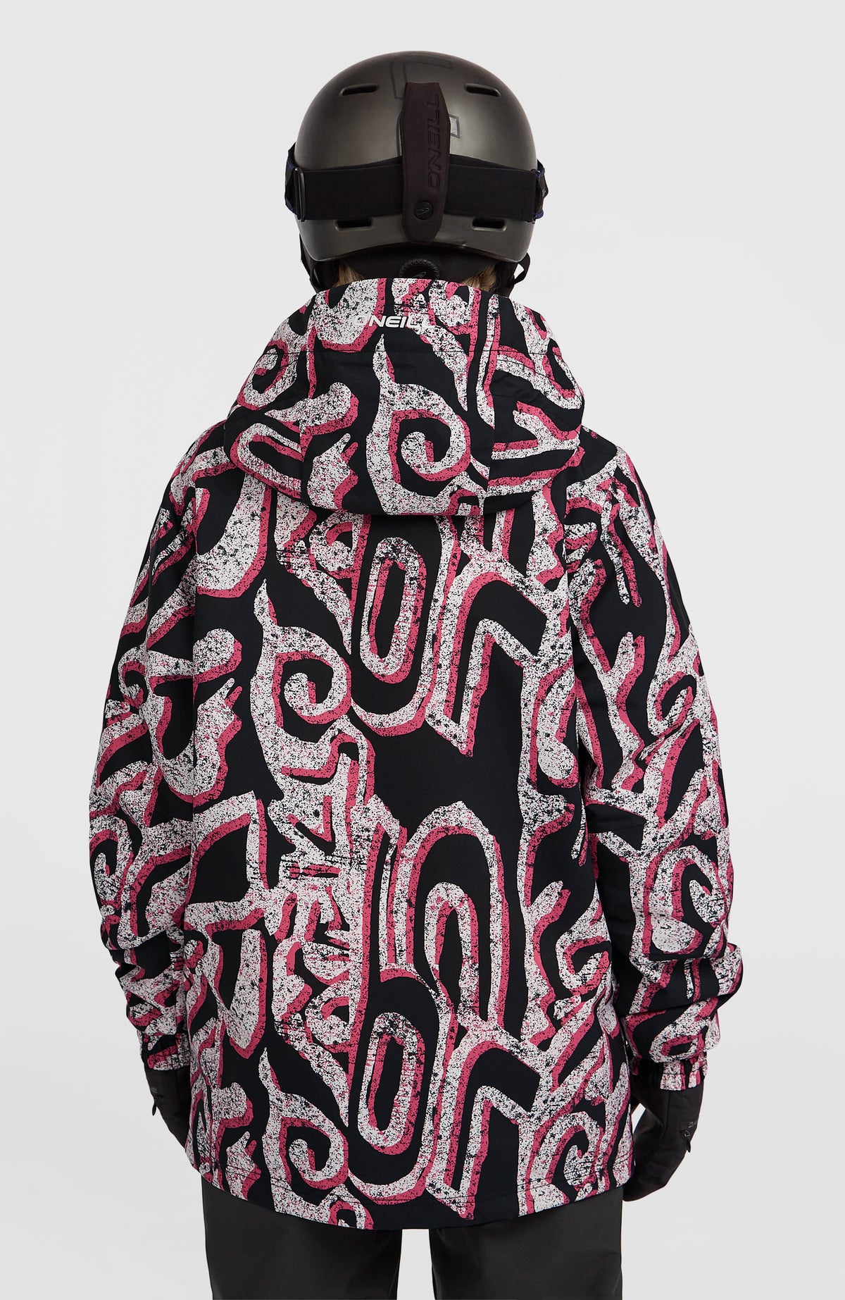 FWC'Play Park Ski- und Snowboardjacke für Damen, weiß mit Grafikmuster in Schwarz und Pink, Rückansicht am Model
