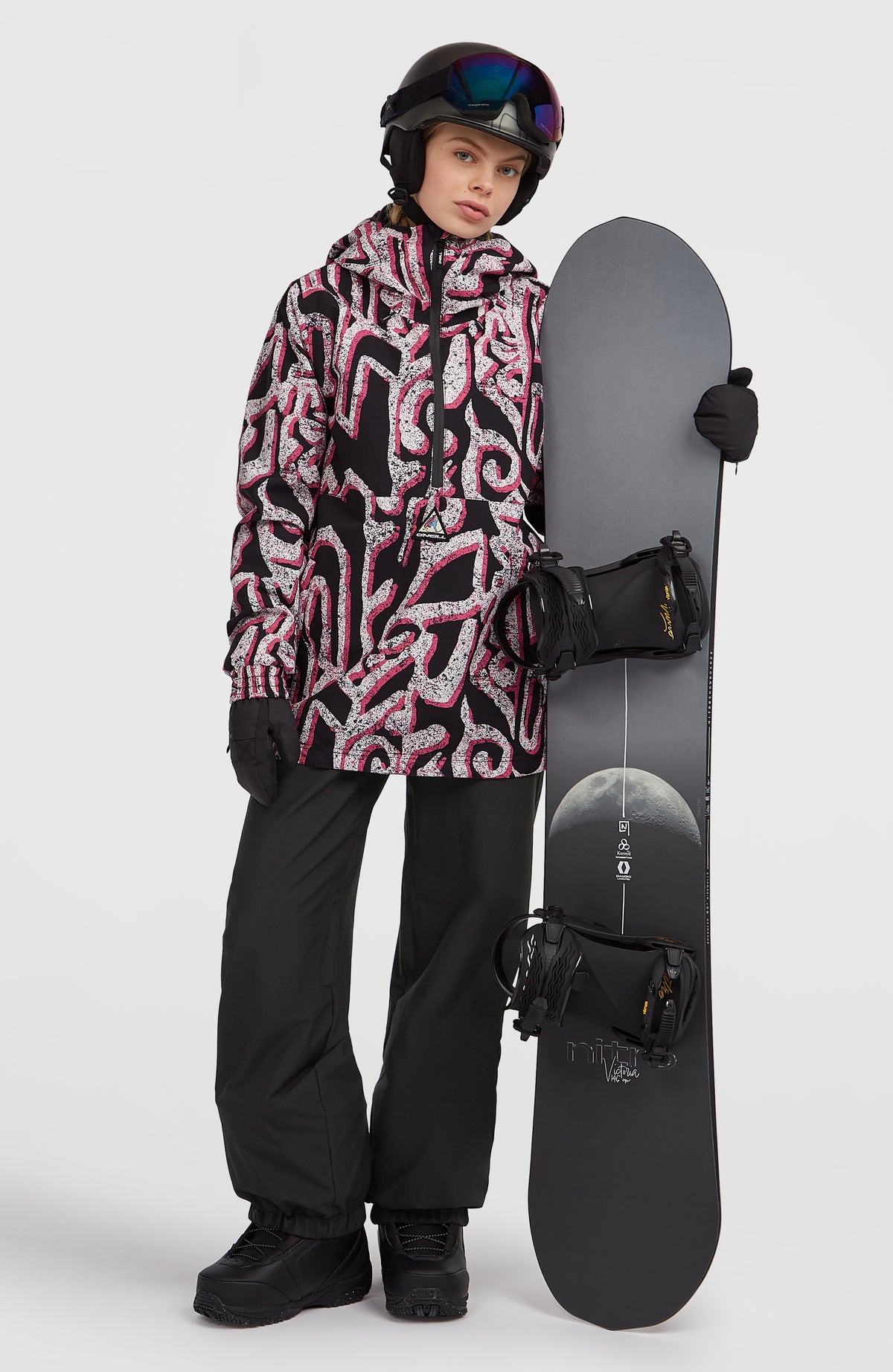 FWC'Play Park Ski- und Snowboardjacke für Damen, weiß mit Grafikmuster in Schwarz und Pink, Ganzkörperansicht am Model