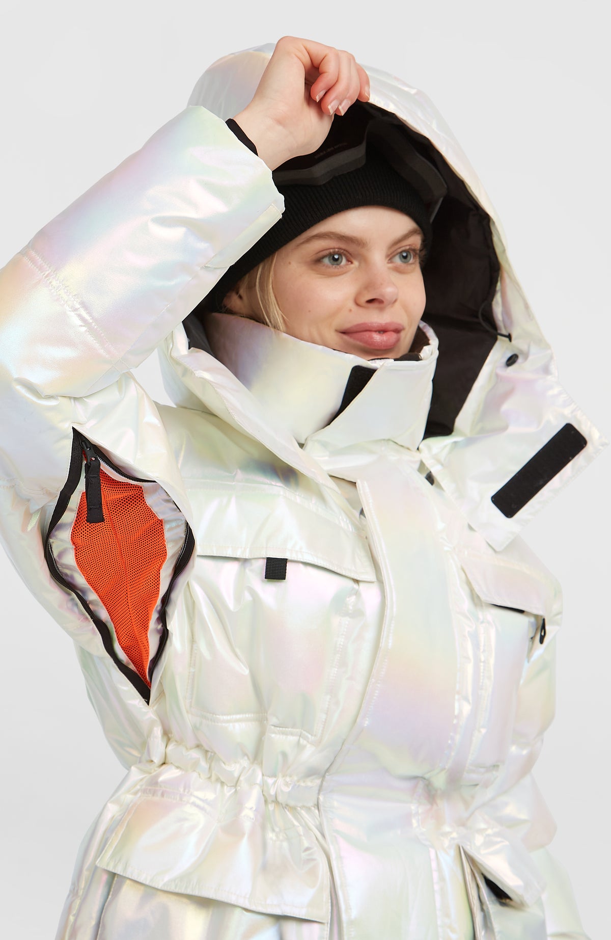 FWC'Cruz Hybrid-Skijacke in Weiß, Detailansicht am Model mit geöffnetem Belüftungsreißverschluss