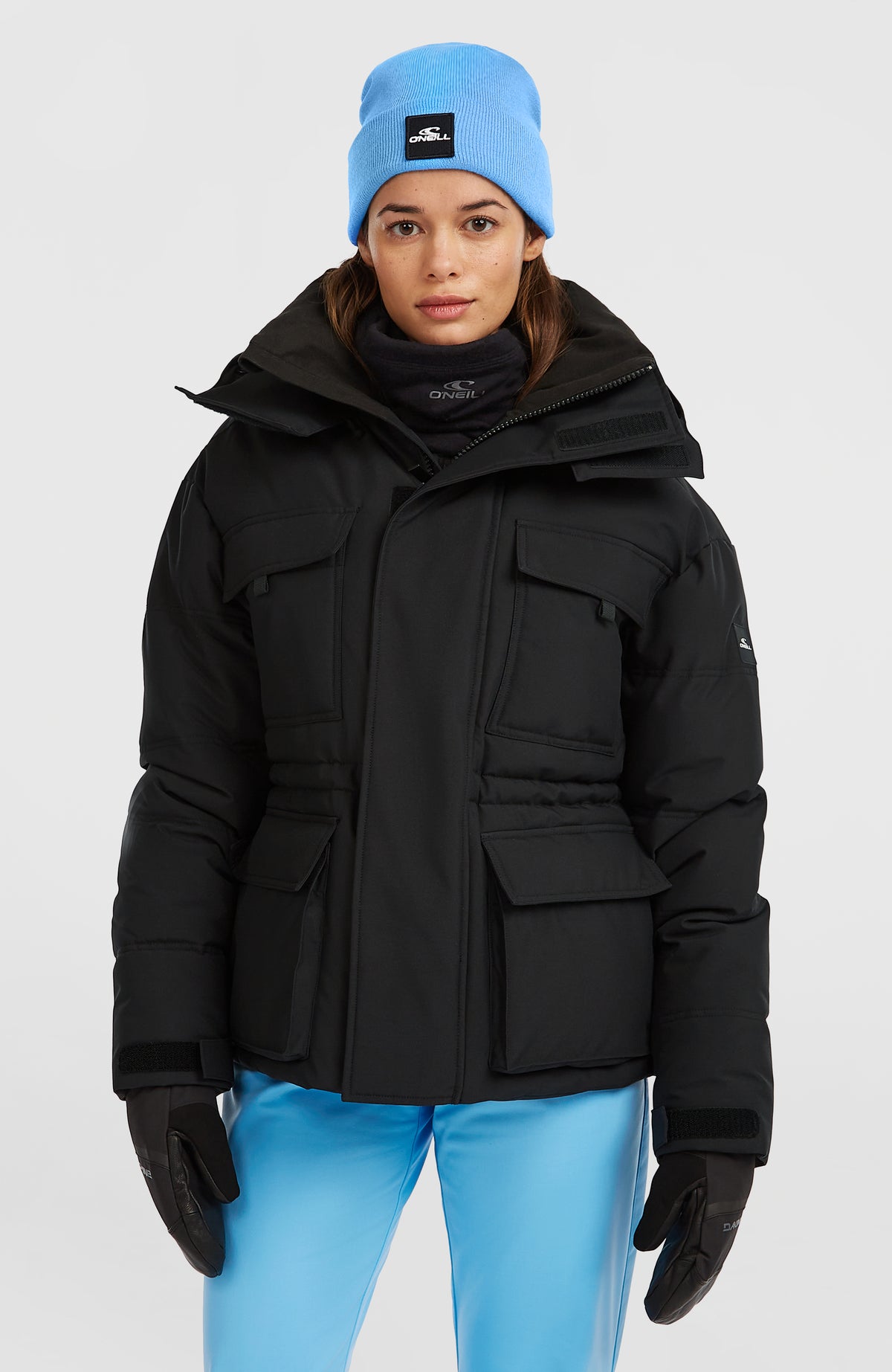 O'Neill FWC'Cruz Hybrid-Skijacke für Damen, schwarz, Vorderansicht, getragen am Model mit großen Pattentaschen