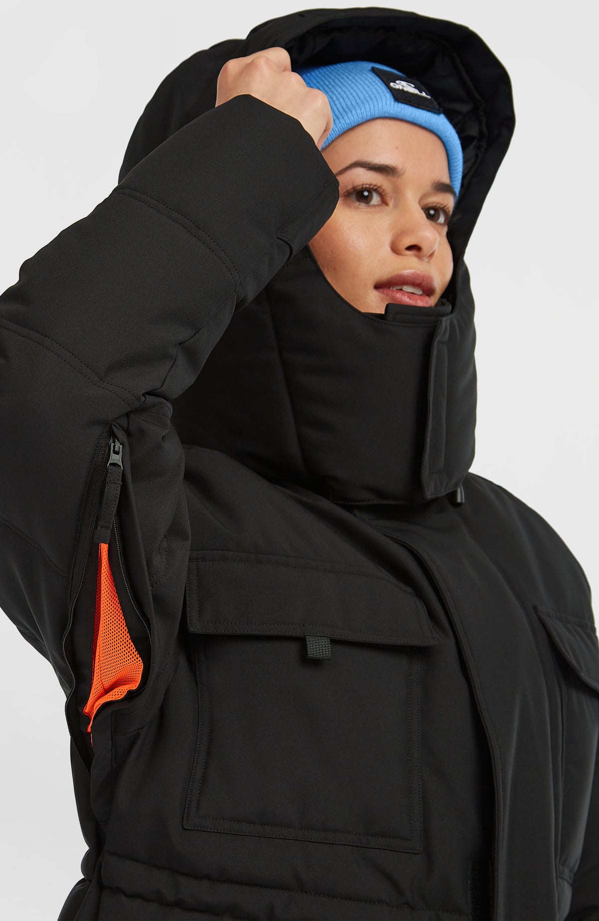 FWC'Cruz Hybrid-Skijacke für Damen, schwarz, Nahaufnahme mit geöffnetem Belüftungsreißverschluss am Ärmel