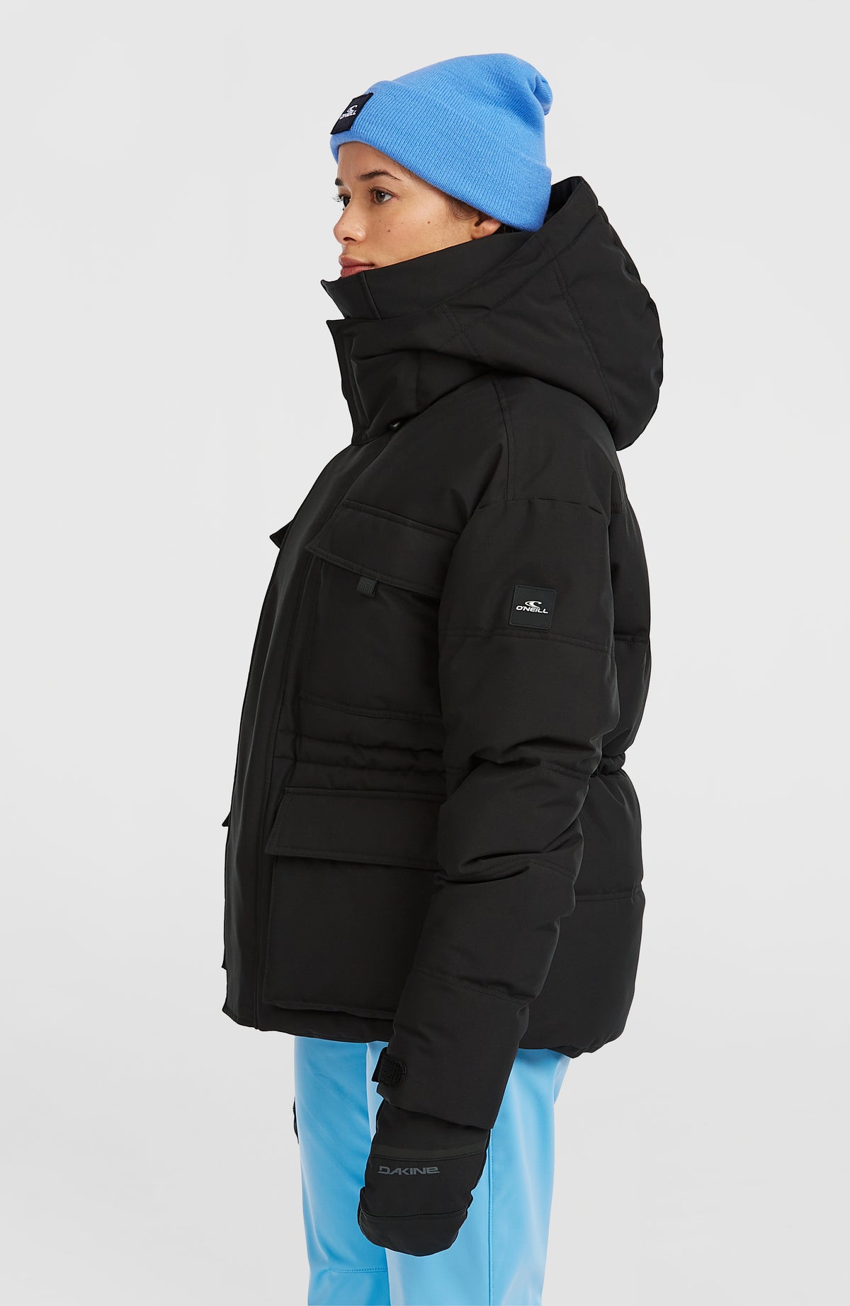 FWC'Cruz Hybrid-Skijacke für Damen, schwarz, Seitenansicht, getragen am Model mit Logo-Patch auf dem Ärmel