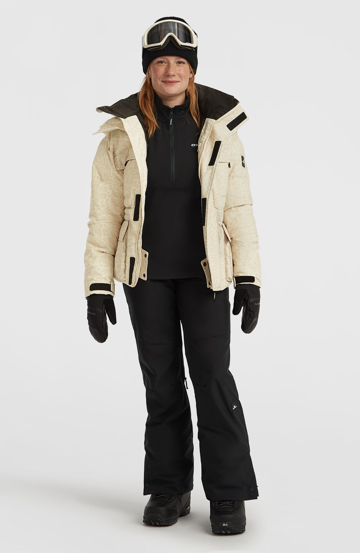 FWC'Cruz Hybrid-Skijacke für Damen, beige mit Tiermuster in Cremeweiß, getragen am Model, Ganzkörperansicht