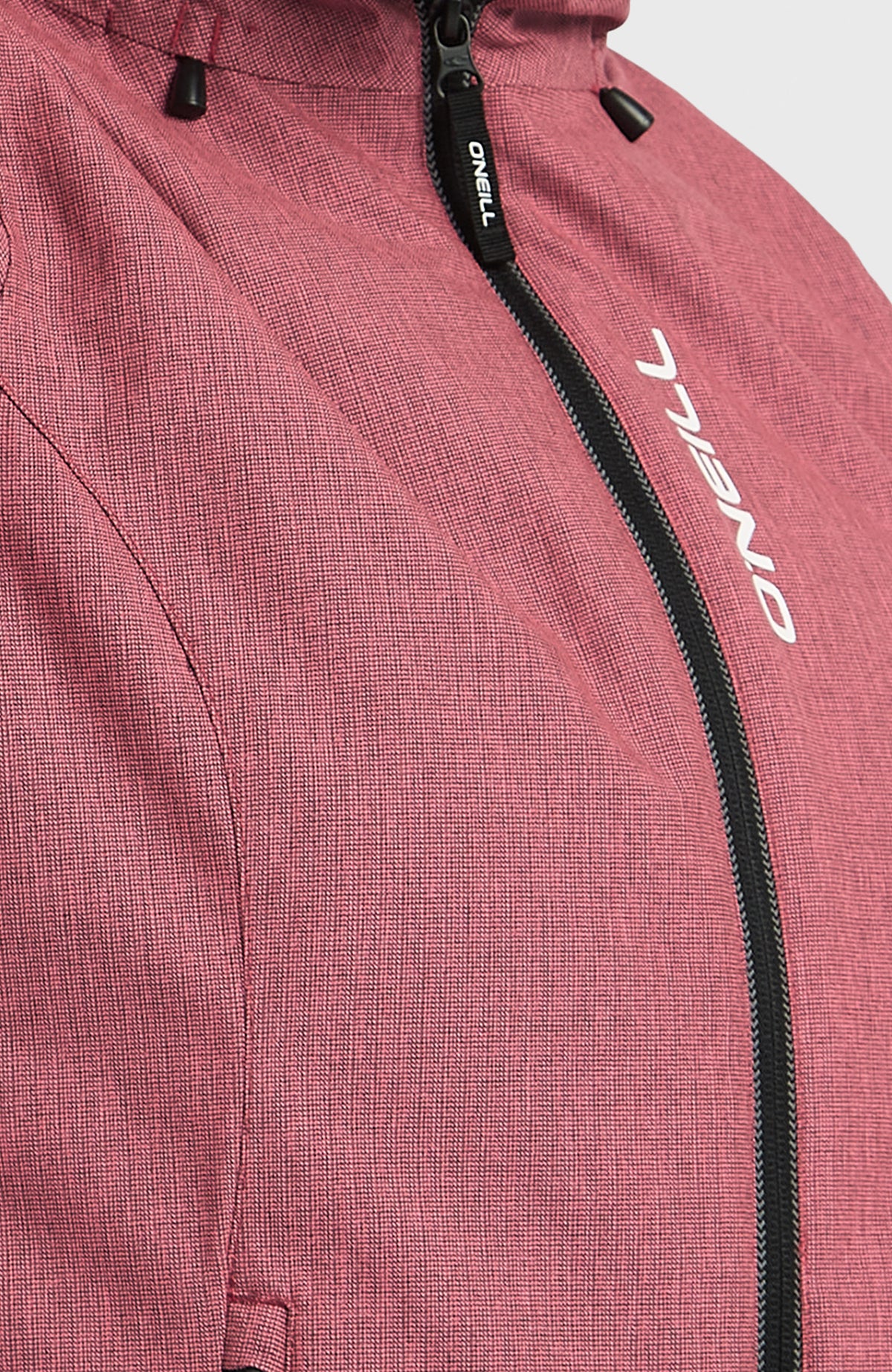 Nahaufnahme des Brustbereichs mit Logo-Schriftzug und Frontreißverschluss der pinken FWC'Cruz Melange Skijacke
