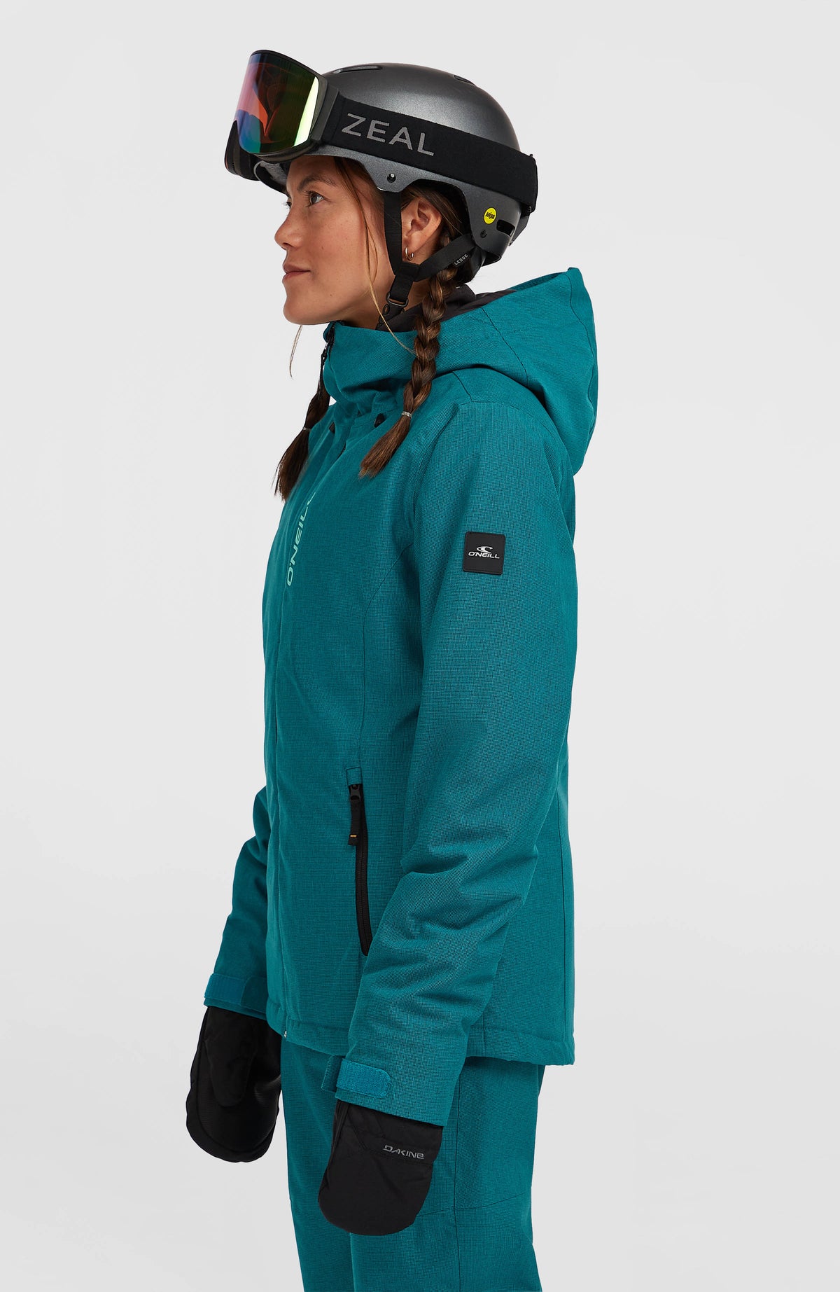 Blaue FWC'Cruz Melange Skijacke für Damen, Seitenansicht getragen am Model, Ärmel mit Logo-Patch