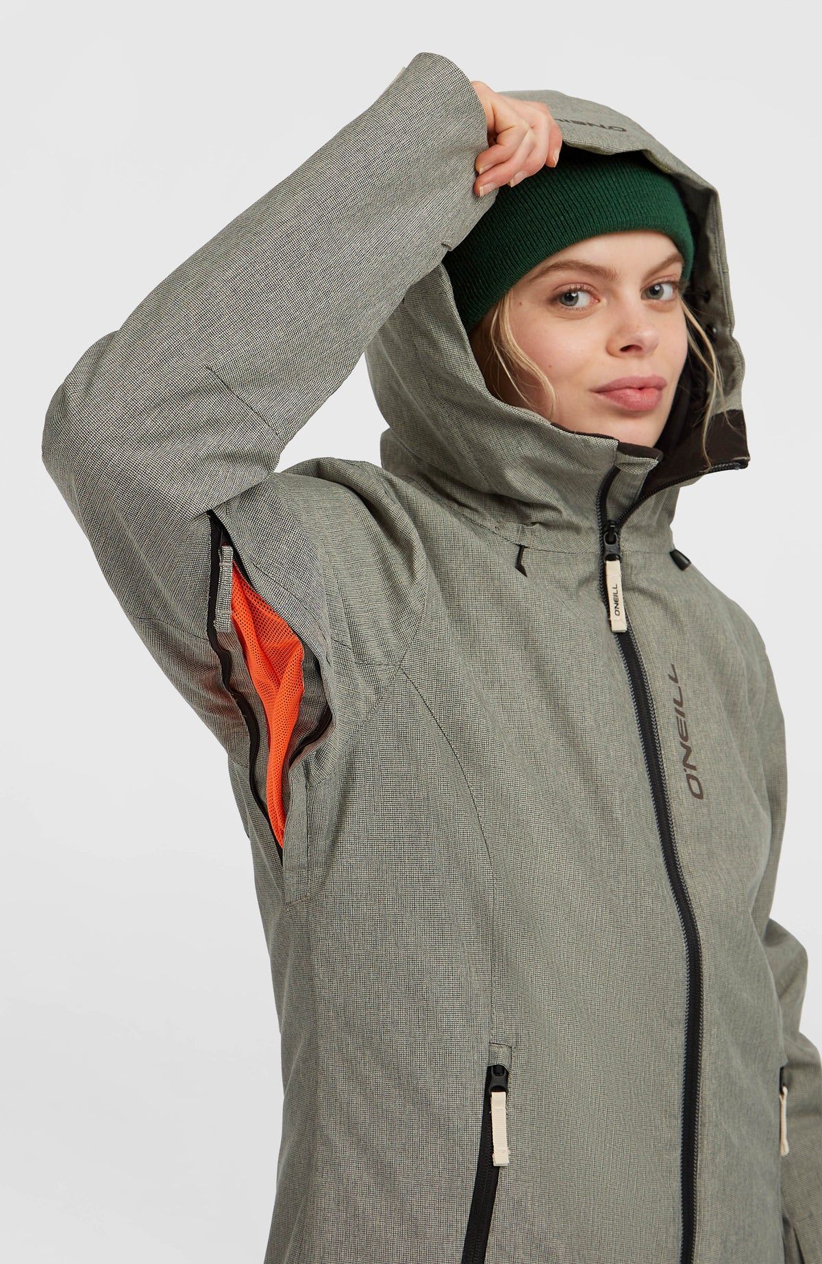 Beige FWC'Cruz Melange Skijacke für Damen, am Model mit geöffnetem Belüftungsreißverschluss am Ärmel