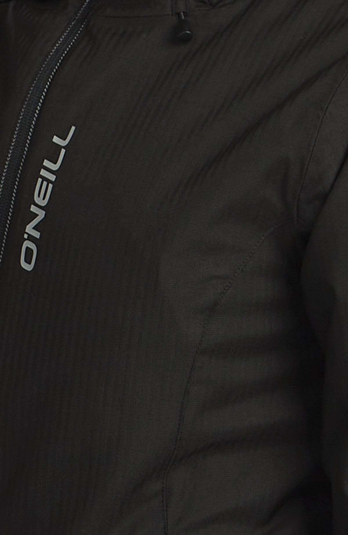 Nahaufnahme von Brustbereich und Frontreißverschluss der grauen FWC'Cruz Melange Skijacke mit Logo-Print