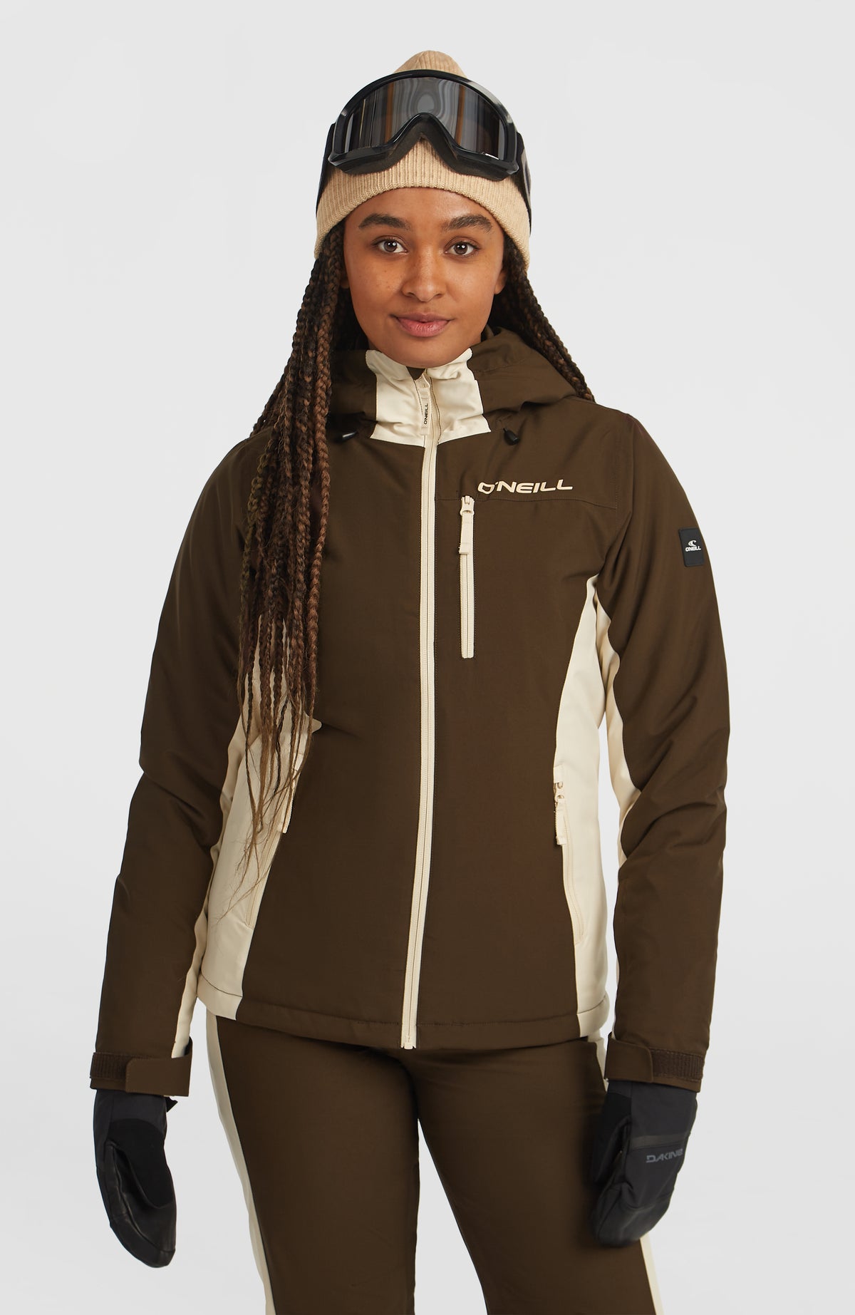 O'Neill FWC'Cruz Duo Skijacke für Damen, braun, Vorderansicht am Model mit Stehkragen und Reißverschluss