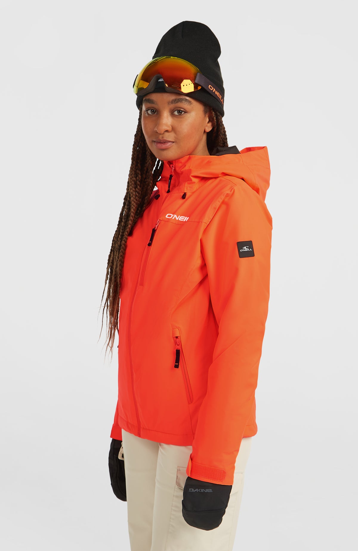 FWC'Cruz Skijacke für Damen, rot, Dreiviertelansicht am Model mit Logo-Badge am Ärmel
