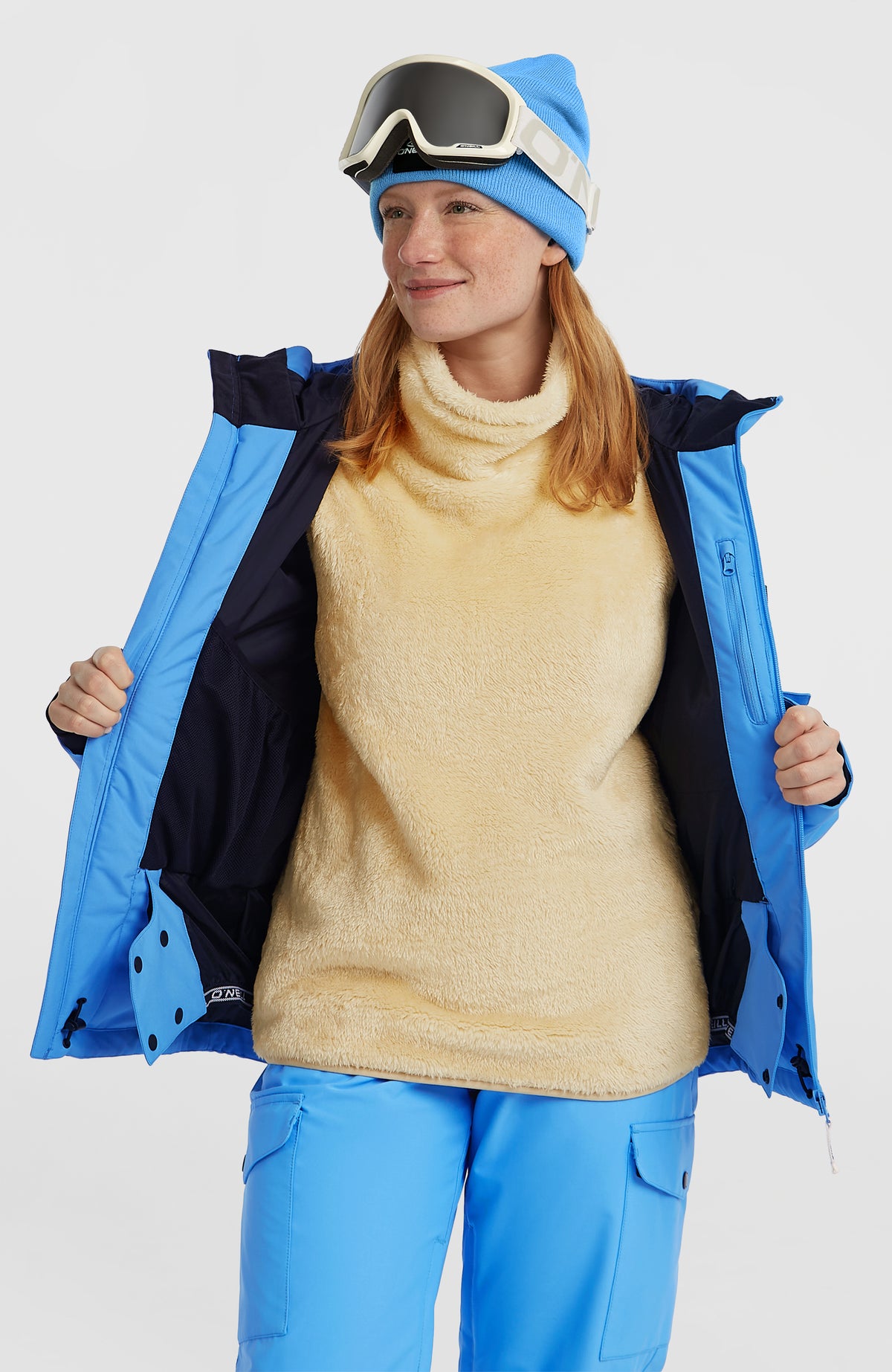 FWC'Cruz Skijacke für Damen, blau, Vorderansicht am Model, geöffnet mit sichtbarem Innenfutter und Innentasche