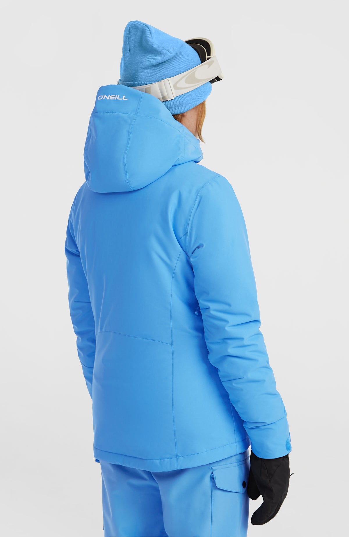 FWC'Cruz Skijacke für Damen, blau, Schrägansicht von hinten am Model mit Kapuze und Logo-Schriftzug