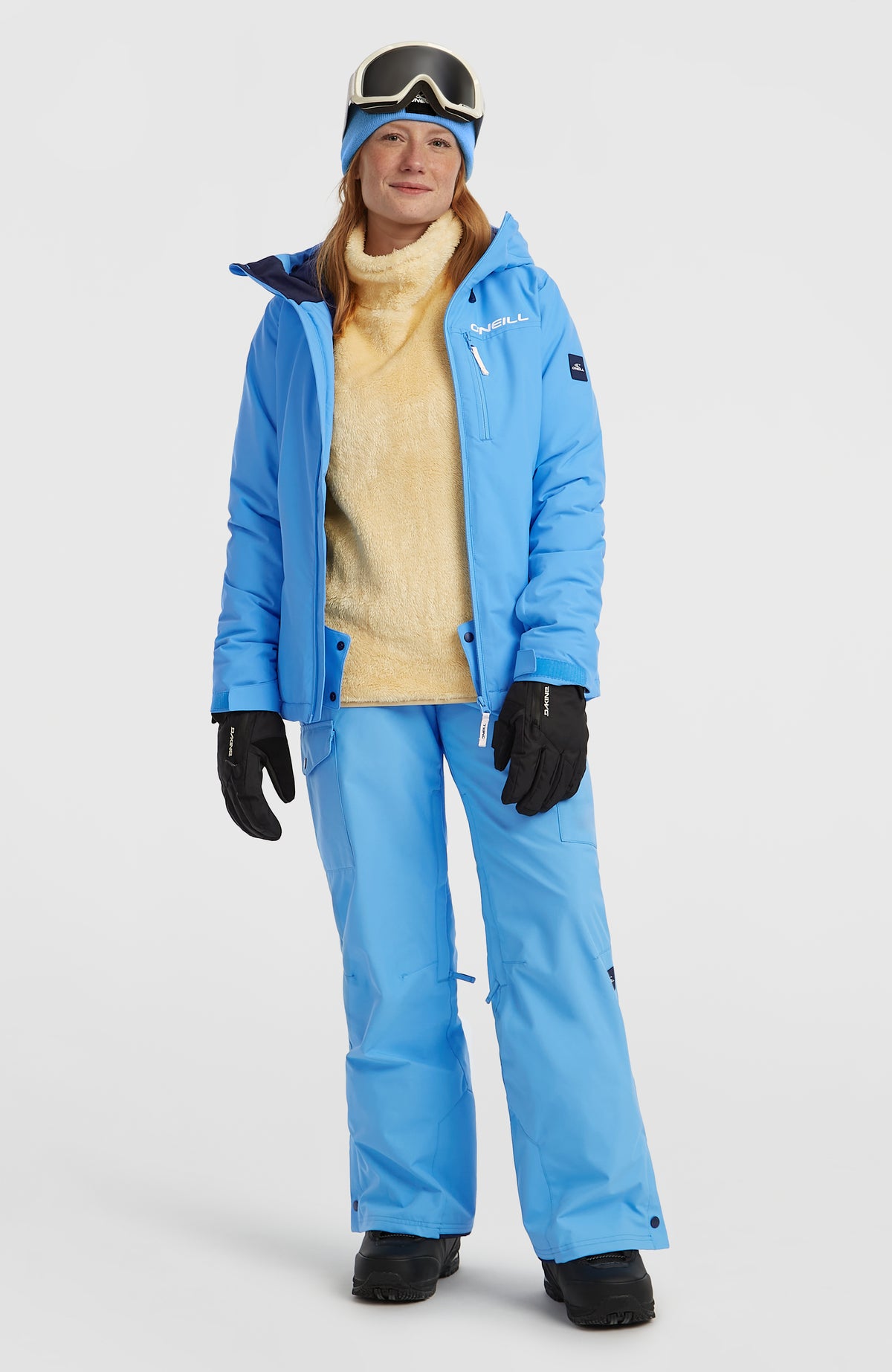 FWC'Cruz Skijacke für Damen, blau, Ganzkörperansicht am Model, offen getragen mit passender Skihose