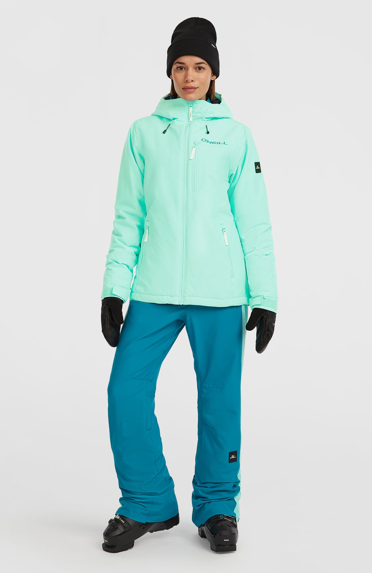 Grüne FWC'Cruz Skijacke für Damen, Ganzkörperansicht am Model in Kombination mit Skihose
