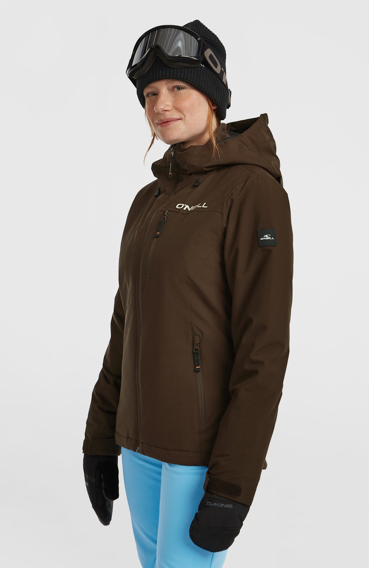 FWC'Cruz Skijacke für Damen, braun, Halbprofilansicht am Model mit Reißverschlusstaschen