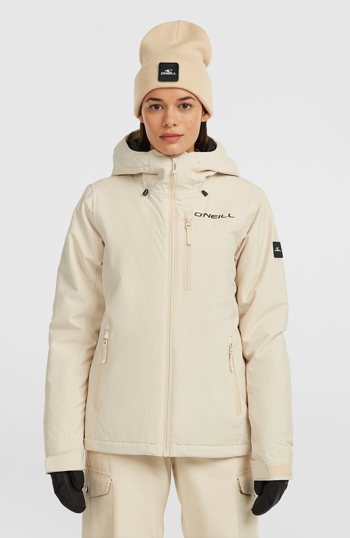 O'Neill FWC'Cruz Skijacke für Damen, beige, getragen am Model, Vorderansicht