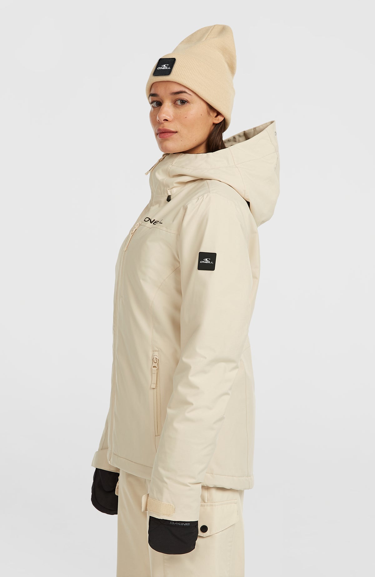 FWC'Cruz Skijacke für Damen, beige, am Model, Seitenansicht mit Logo-Badge am Ärmel