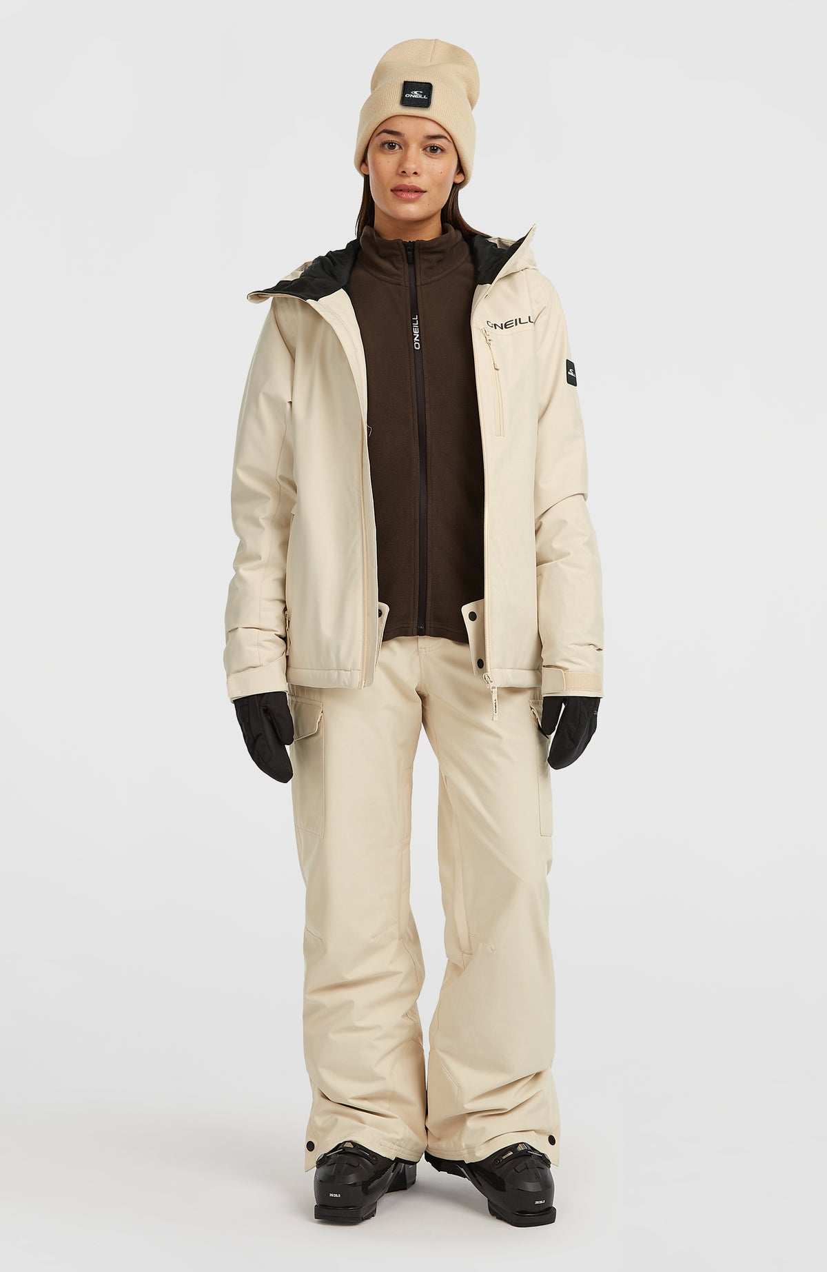 FWC'Cruz Skijacke für Damen, beige, Ganzkörperansicht am Model in Kombination mit Skihose