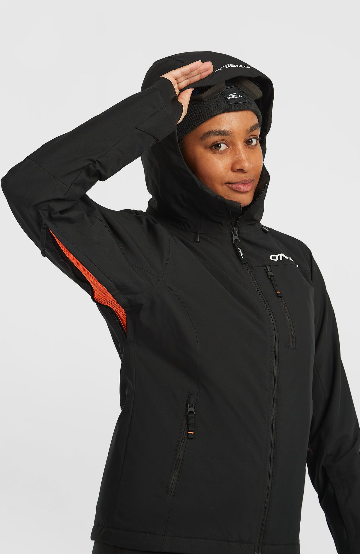 FWC'Cruz Skijacke für Damen, schwarz, Ansicht am Model mit aufgesetzter Kapuze und geöffnetem Belüftungsreißverschluss