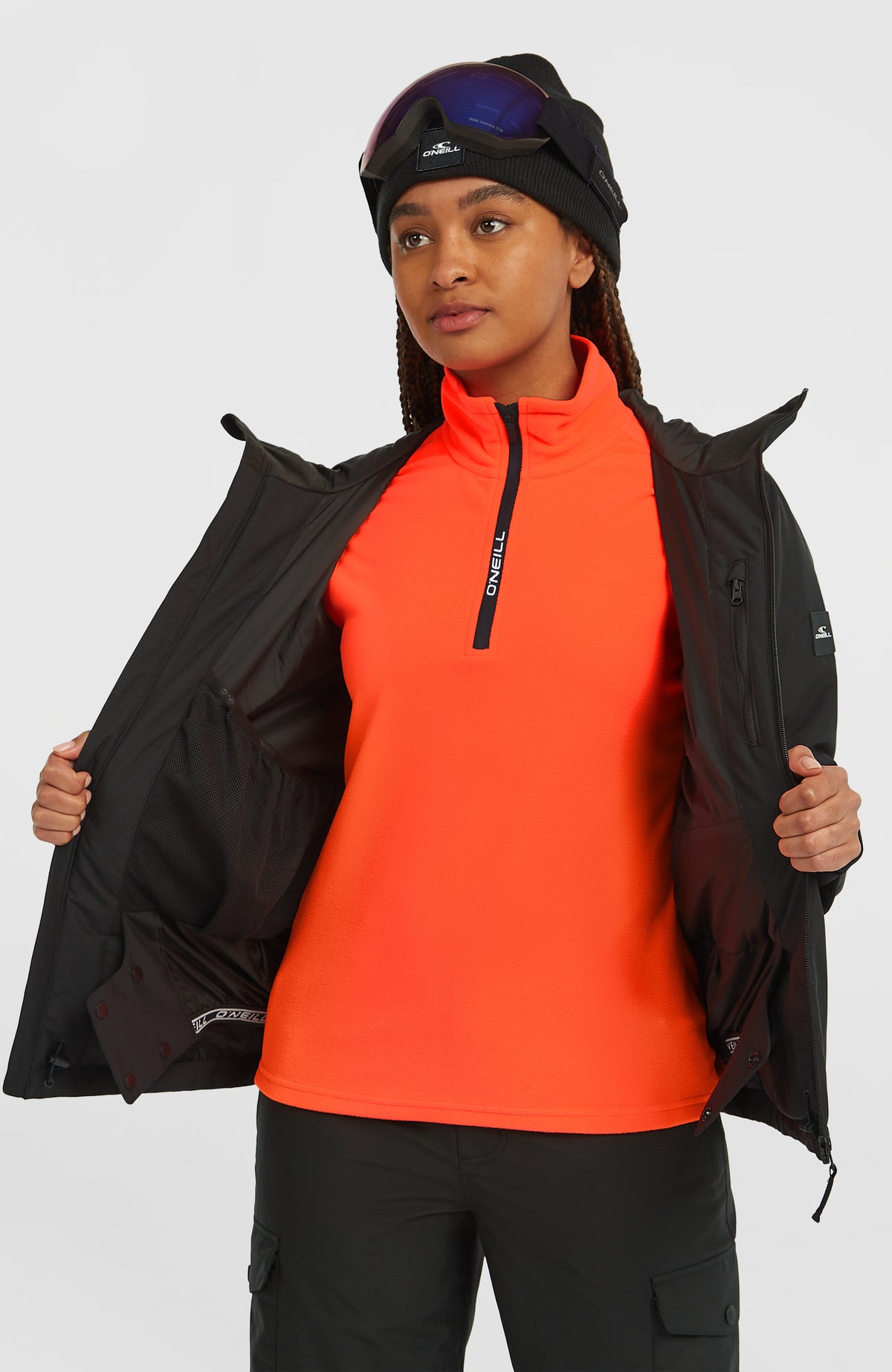 FWC'Cruz Skijacke für Damen, schwarz, geöffnete Vorderansicht am Model mit Innenfutter und Mesh-Innentasche