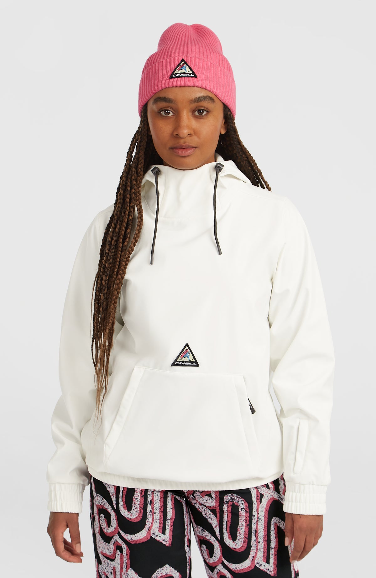 O'Neill FWC'Play Softshell-Hoodie für Damen in Weiß, Vorderansicht am Model mit Kängurutasche und Kapuze