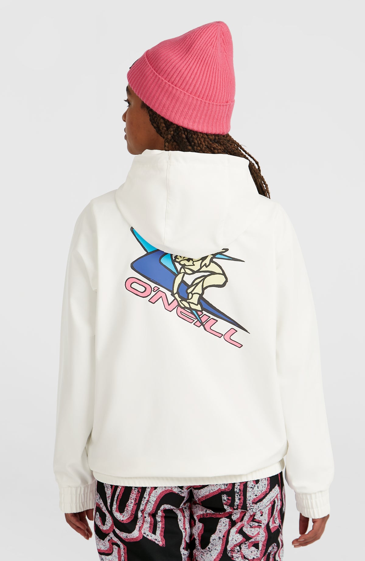 FWC'Play Softshell-Hoodie für Damen, weiß, Rückansicht am Model mit großem Rücken-Print und Kapuze