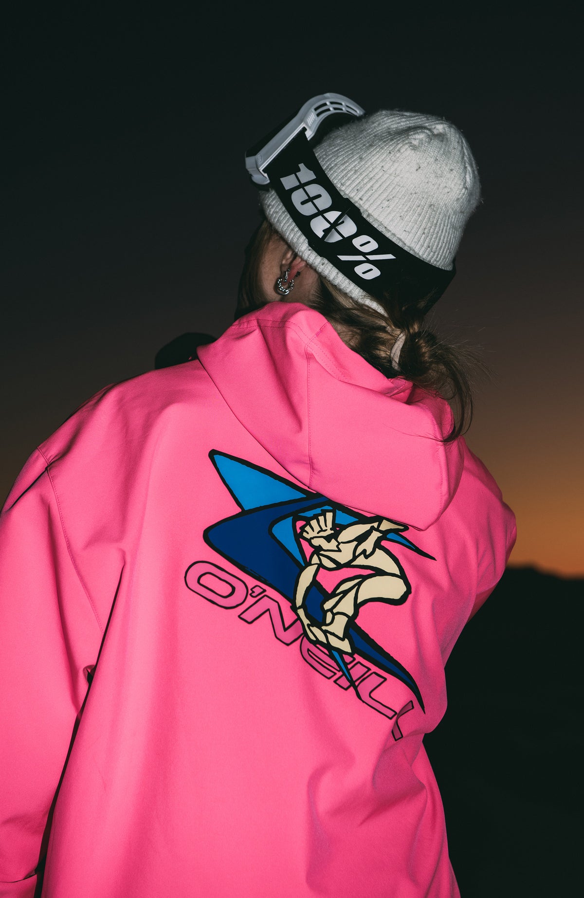 FWC'Play Softshell-Hoodie für Damen, pink, Outdoor bei Dämmerung, Rückseite mit Print