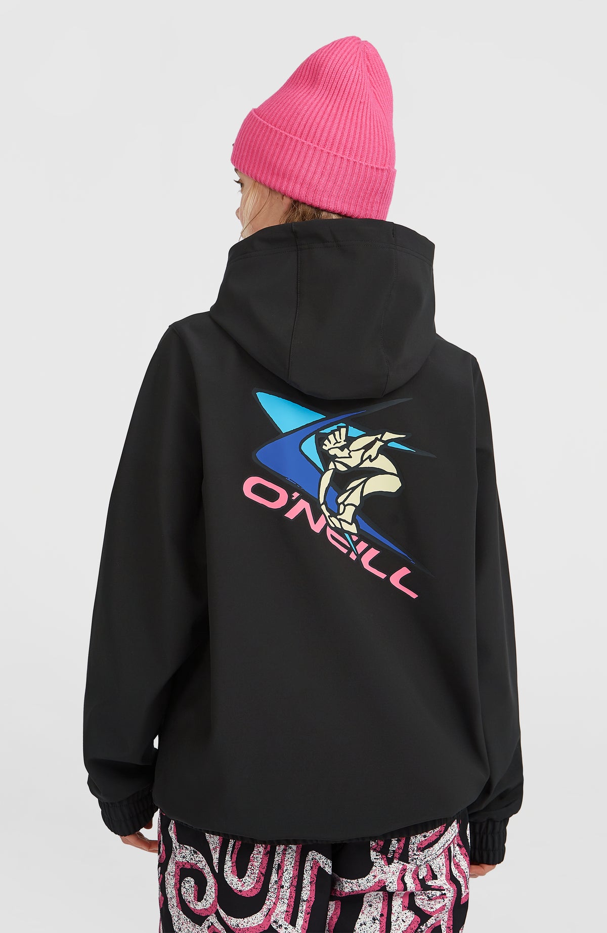 FWC'Play Softshell-Hoodie für Damen, schwarz, Rückansicht am Model mit großem Grafik-Print