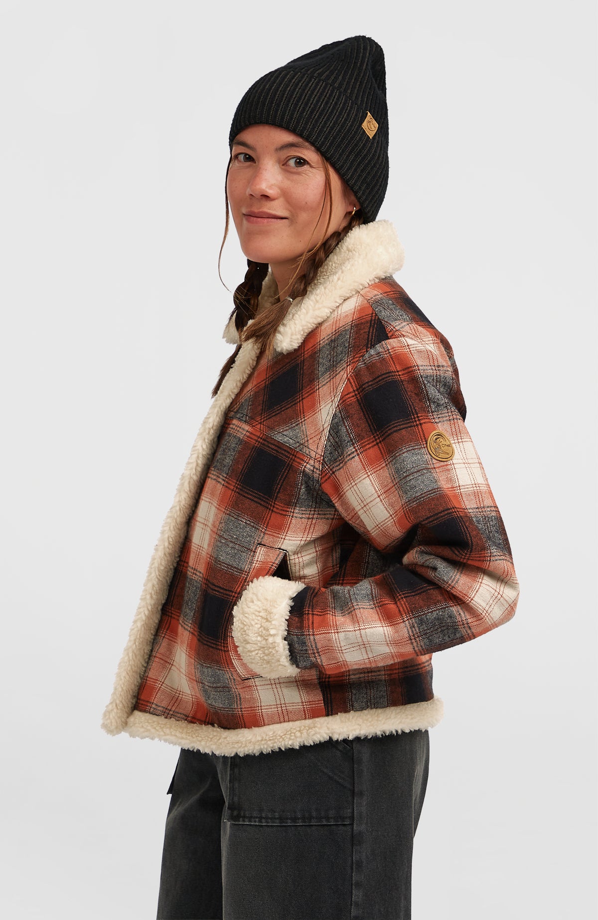 O'Riginals Jacke mit Fleecefutter für Damen, rot mit Karomuster, Seitenansicht mit Logo-Patch am Ärmel