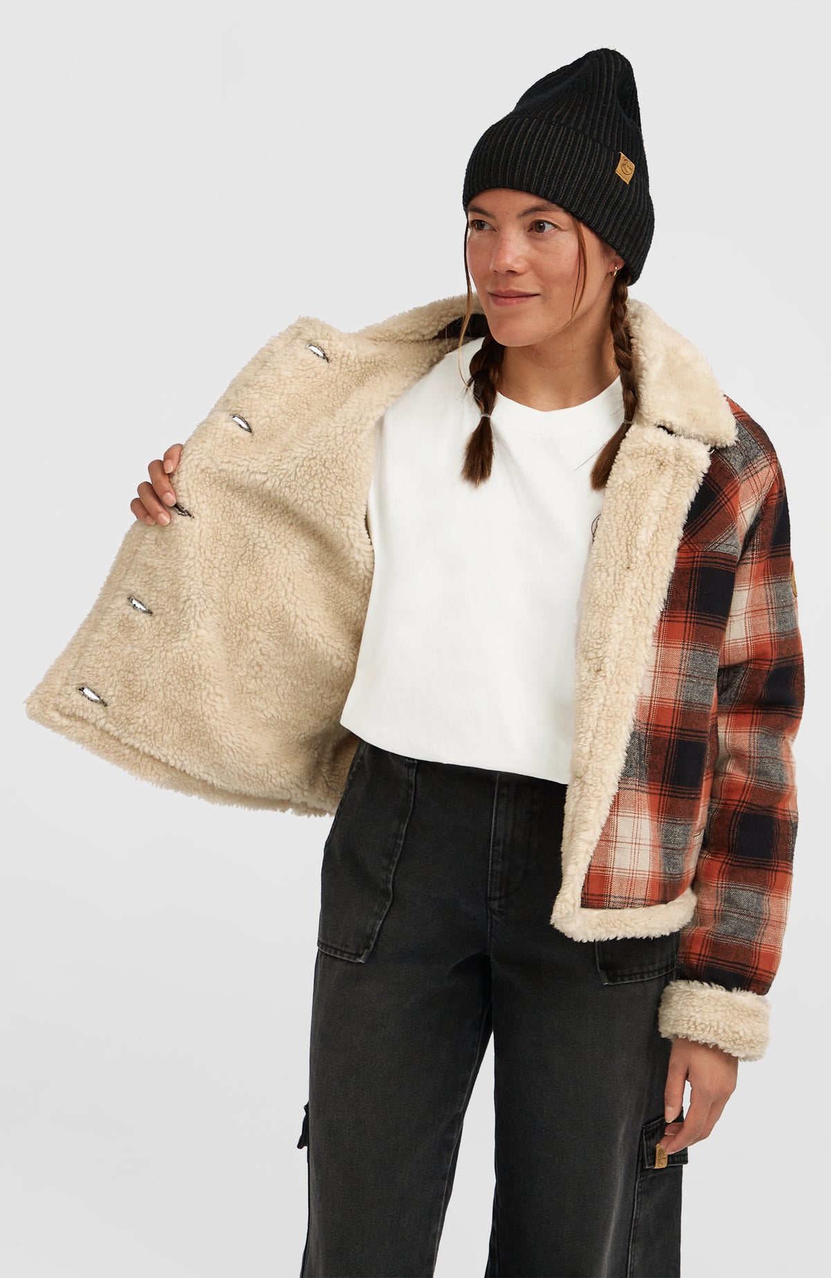 O'Riginals Jacke mit Fleecefutter für Damen, rot mit Karomuster, geöffnete Ansicht mit hellem Futter am Model