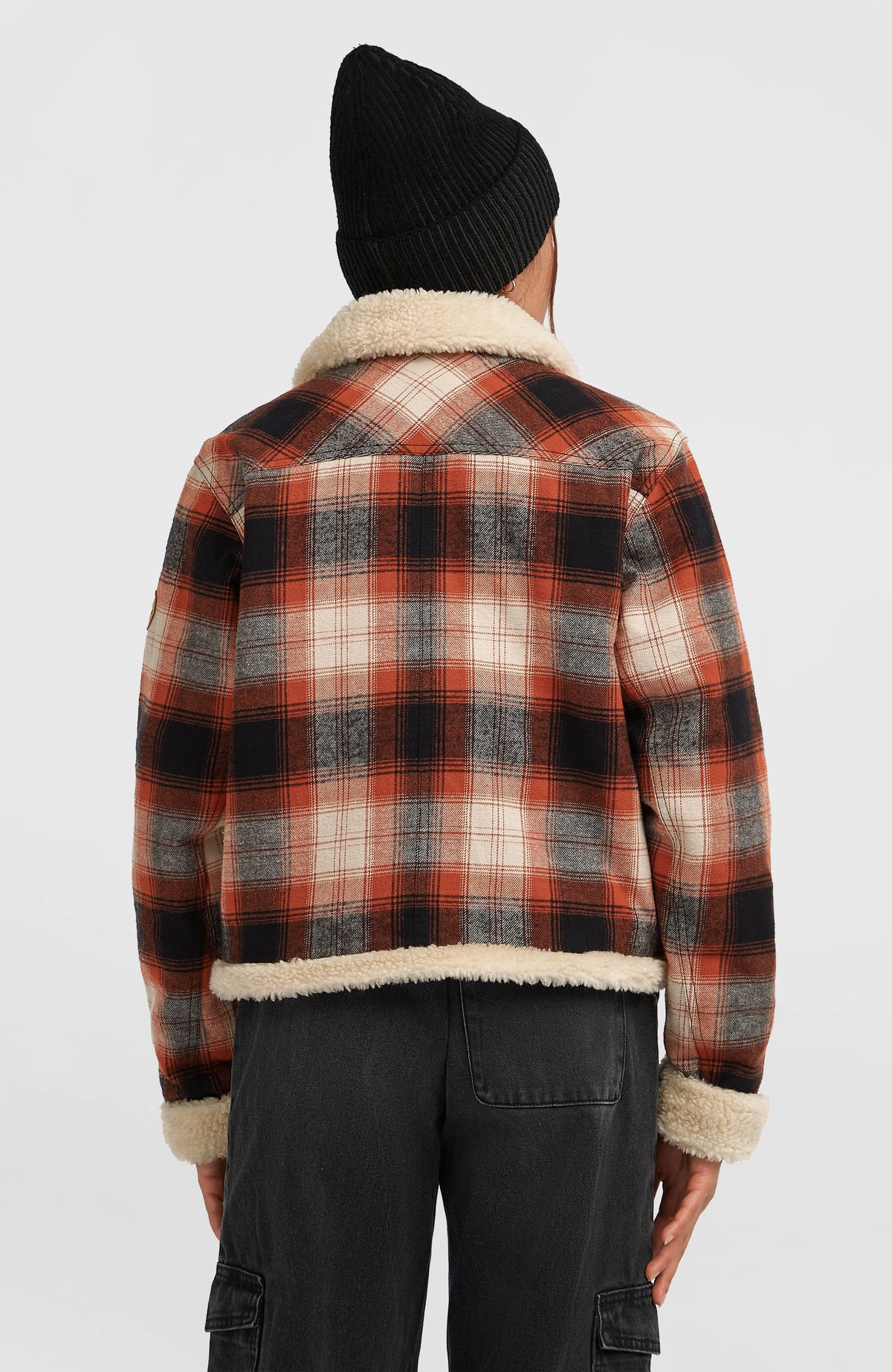O'Riginals Jacke mit Fleecefutter für Damen, rot mit Karomuster in Schwarz und Cremeweiß, Rückansicht am Model