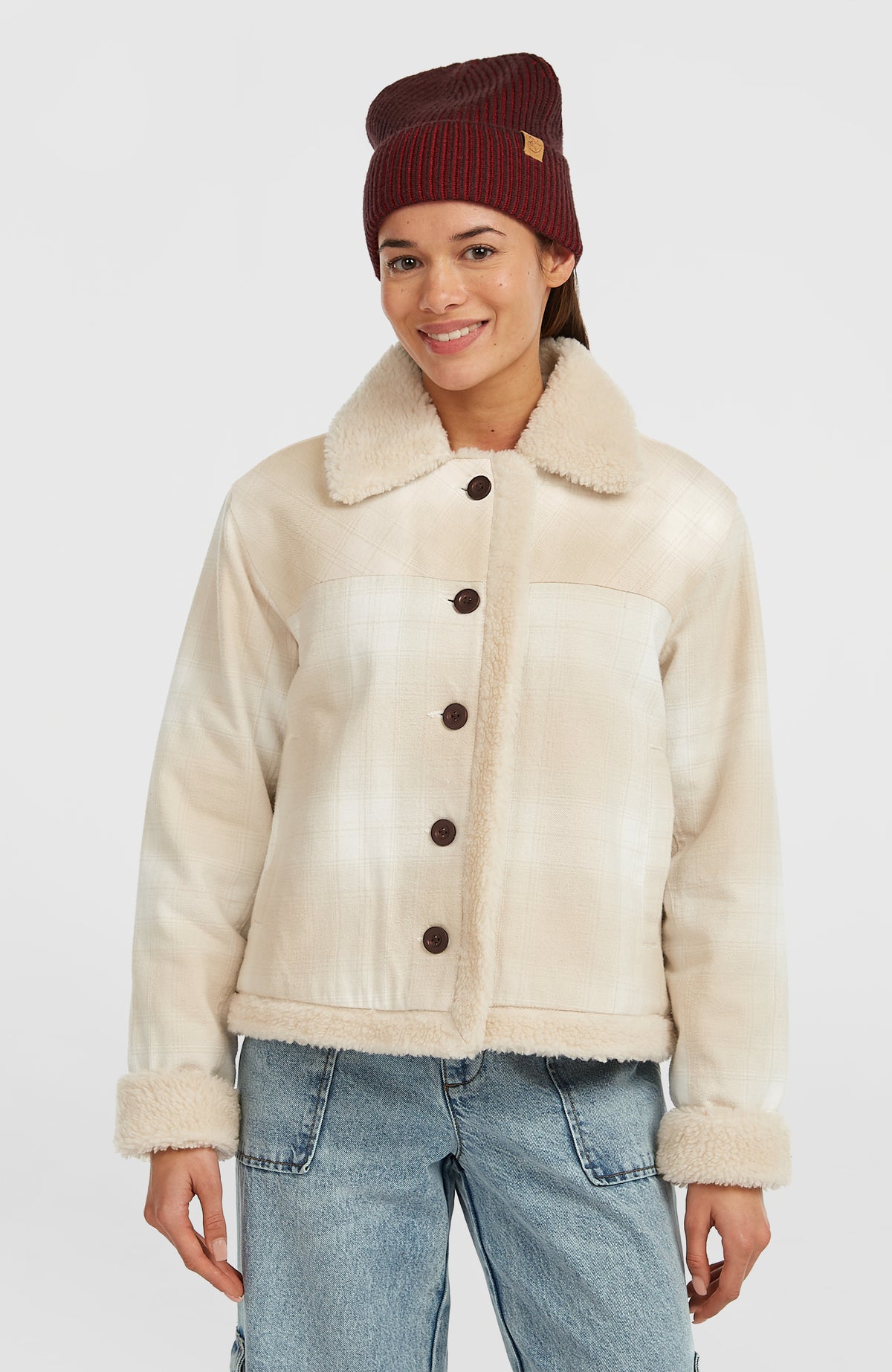 O'Neill O'Riginals Jacke mit Fleecefutter für Damen, beige mit Karomuster in Weiß, Vorderansicht am Model