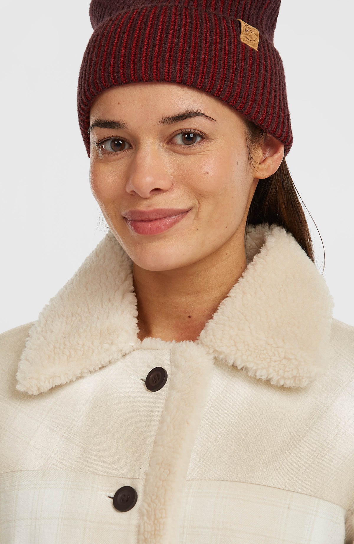 O'Riginals Jacke mit Fleecefutter für Damen, beige mit Karomuster in Weiß, Nahaufnahme von Kragen und Knopf