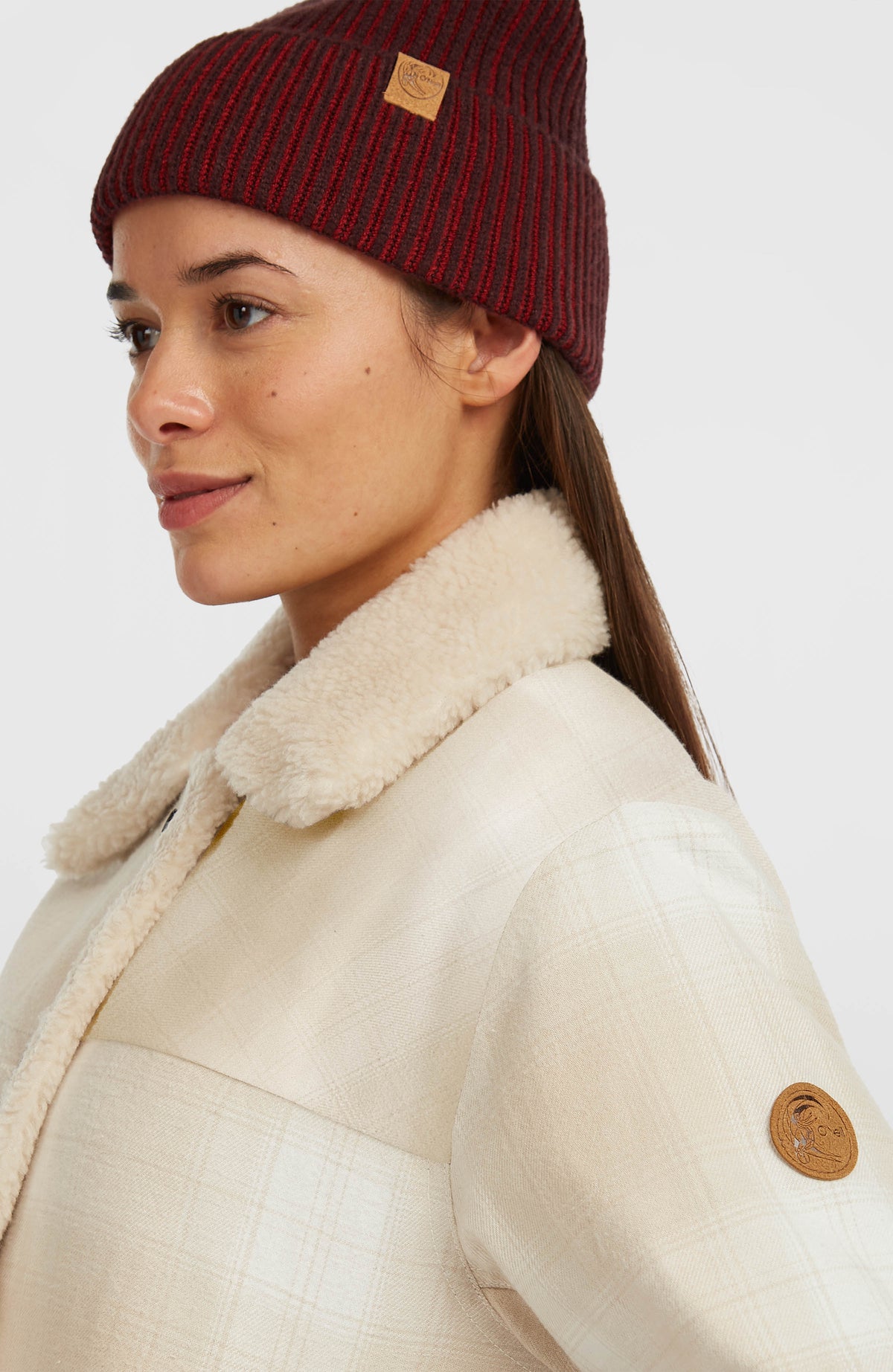 O'Riginals Jacke mit Fleecefutter, beige mit Karomuster in Weiß, Nahaufnahme des Logo-Patches am Ärmel