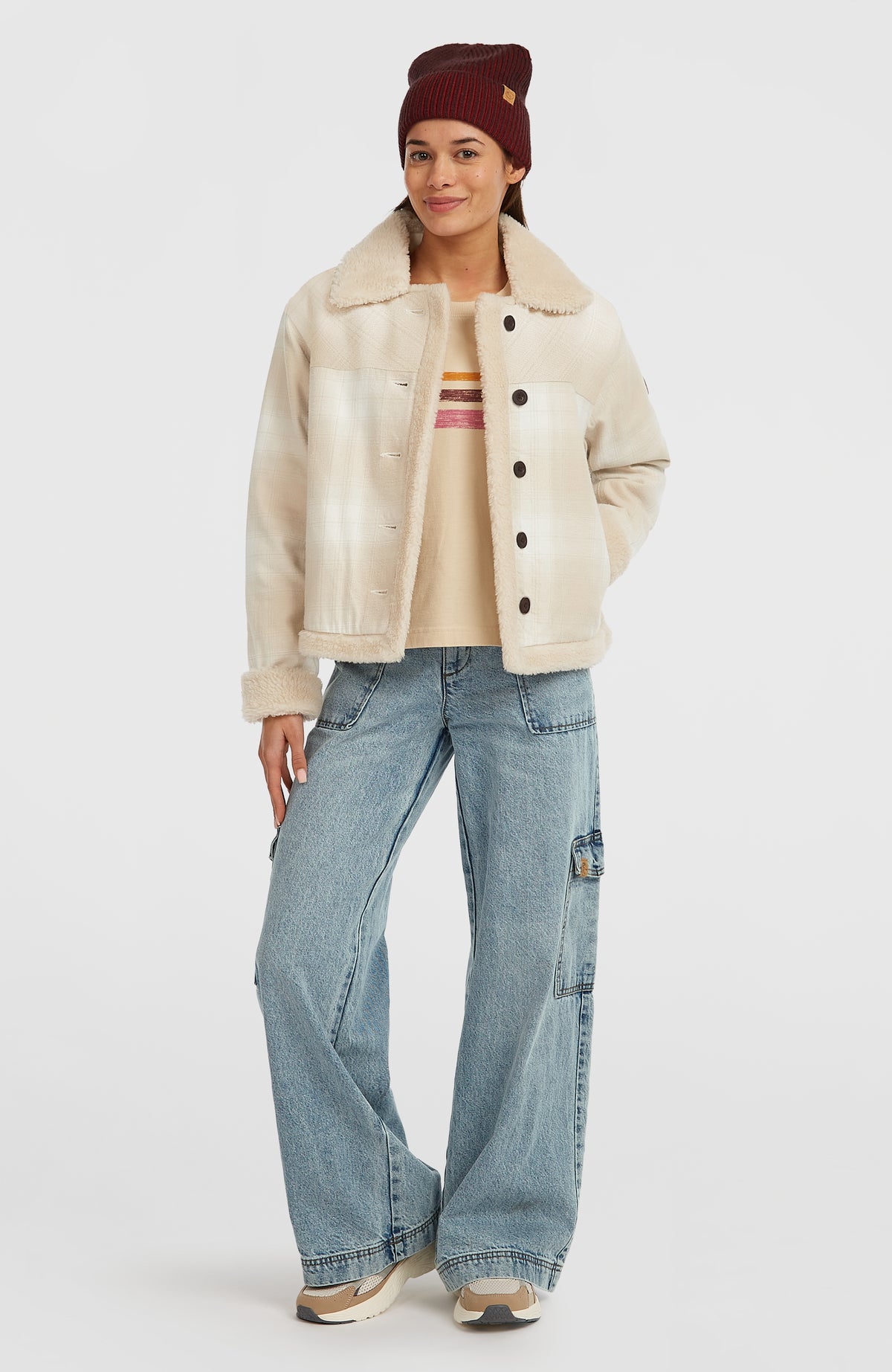 O'Riginals Jacke mit Fleecefutter für Damen, beige mit Karomuster in Weiß, offene Vorderansicht am Model