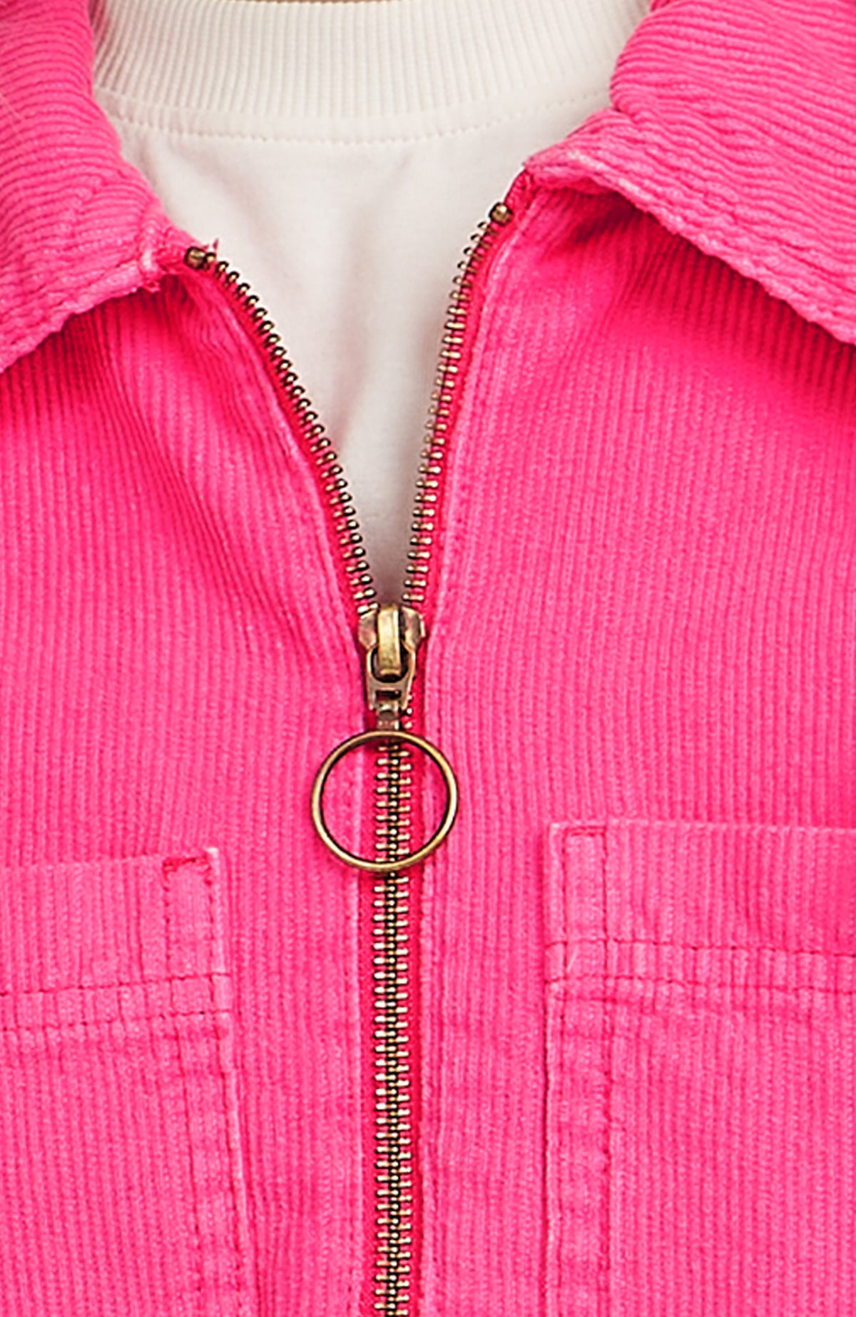 Nahaufnahme des Reißverschlusses mit rundem Ring-Puller an der pinken O'Riginals Cordjacke
