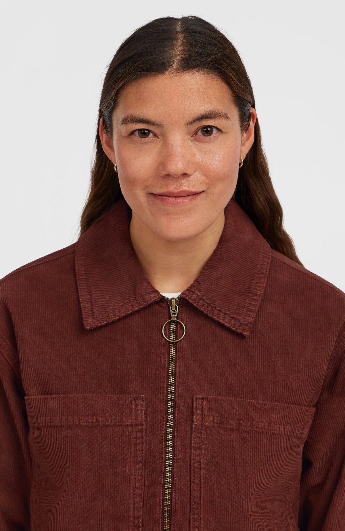 Braune O'Riginals Cordjacke für Damen, Nahaufnahme von Kragen und Reißverschluss am Model