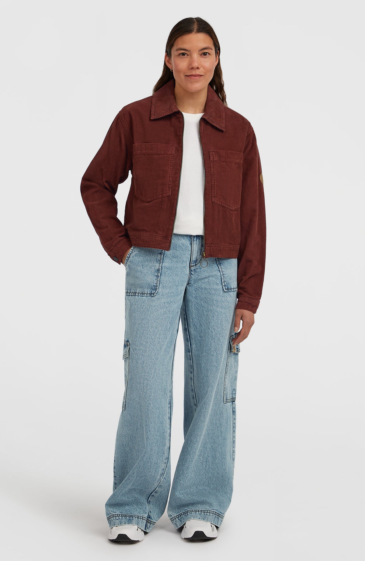 O'Riginals Cordjacke für Damen, braun, offener Reißverschluss, Ganzkörperansicht am Model