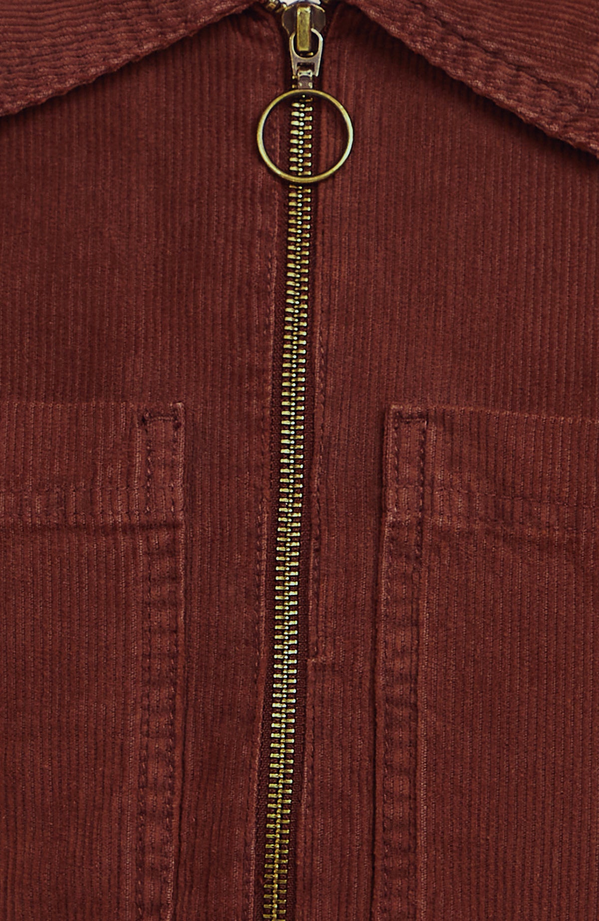 Nahaufnahme des Reißverschlusses mit rundem Zipper an der braunen O'Riginals Cordjacke