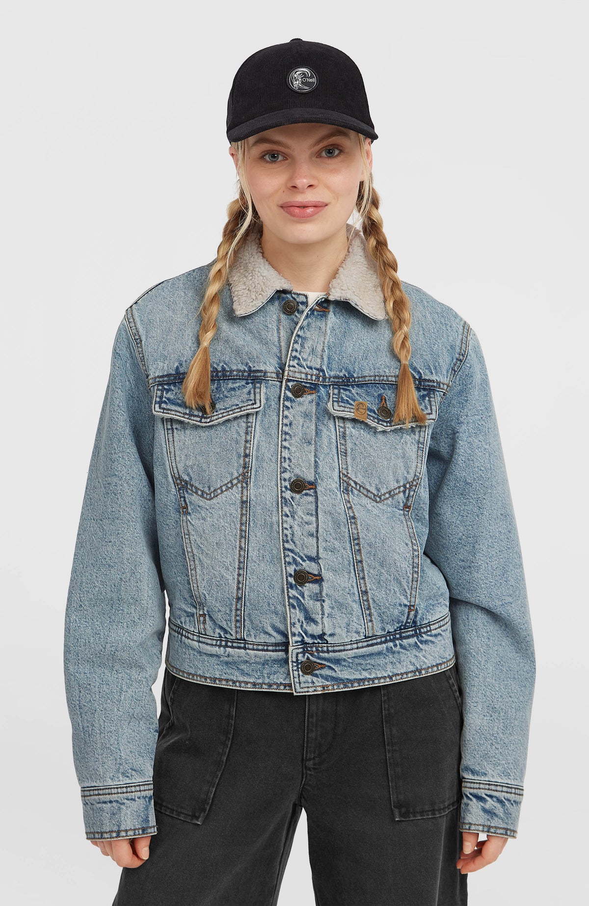 O'Neill O'Riginals Jeansjacke für Damen, blau, Vorderansicht am Model mit durchgehender Knopfleiste