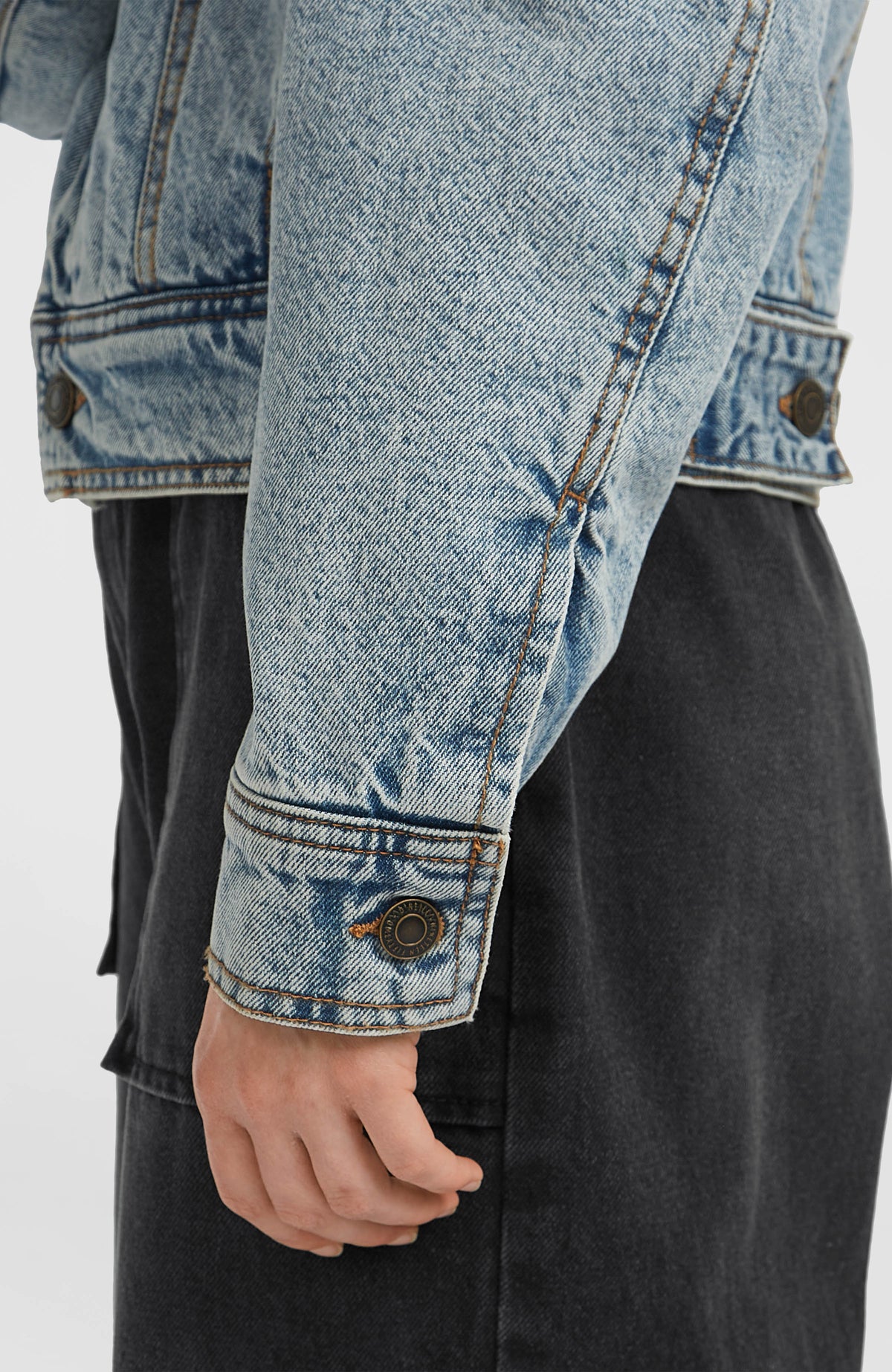O'Riginals Jeansjacke, blau, Nahaufnahme des Ärmelabschlusses mit geknöpfter Manschette am Model