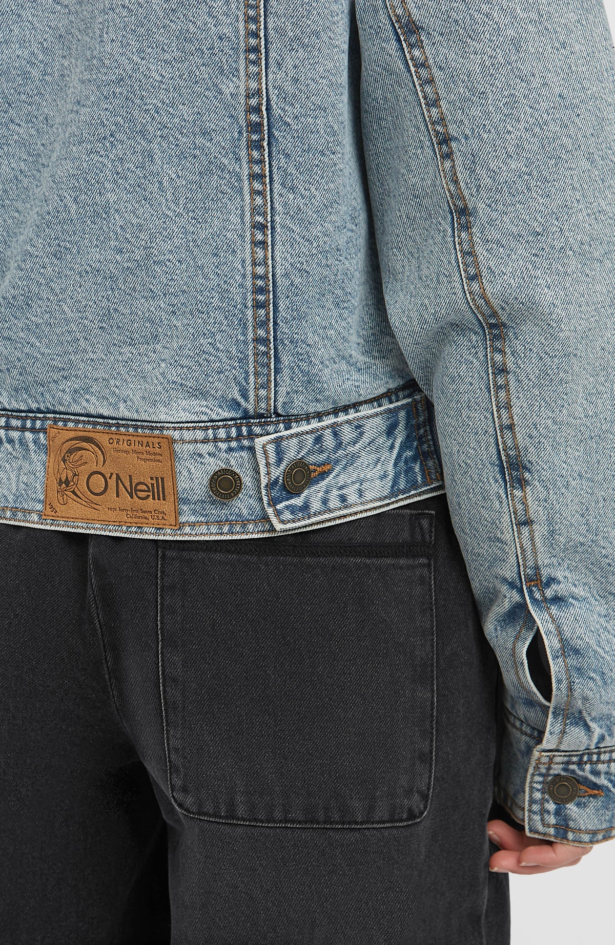 O'Riginals Jeansjacke, blau, Nahaufnahme der Rückseite am Saum mit Logo-Patch am Model