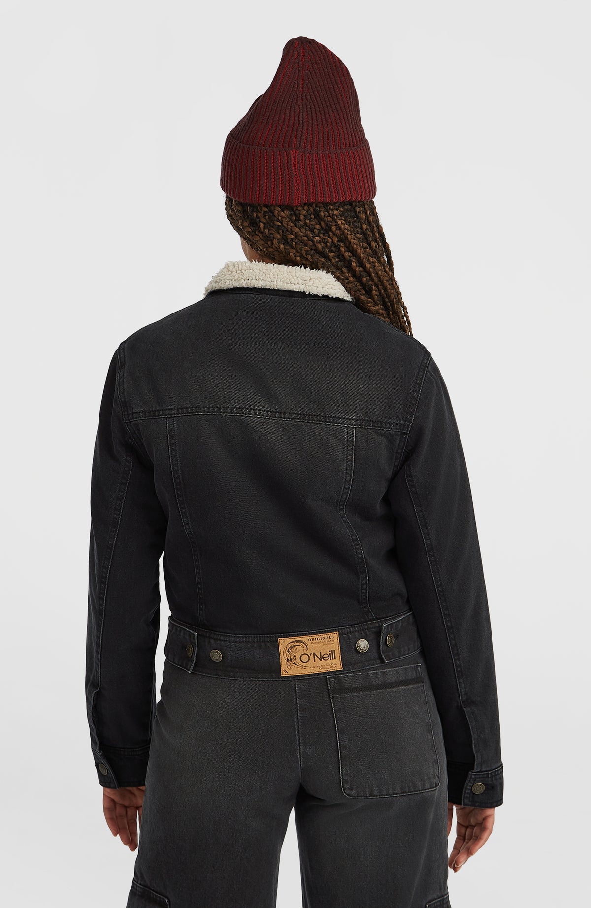 O'Riginals Jeansjacke für Damen in Schwarz, Rückansicht, getragen am Model mit sichtbarem Logo-Patch am Bund